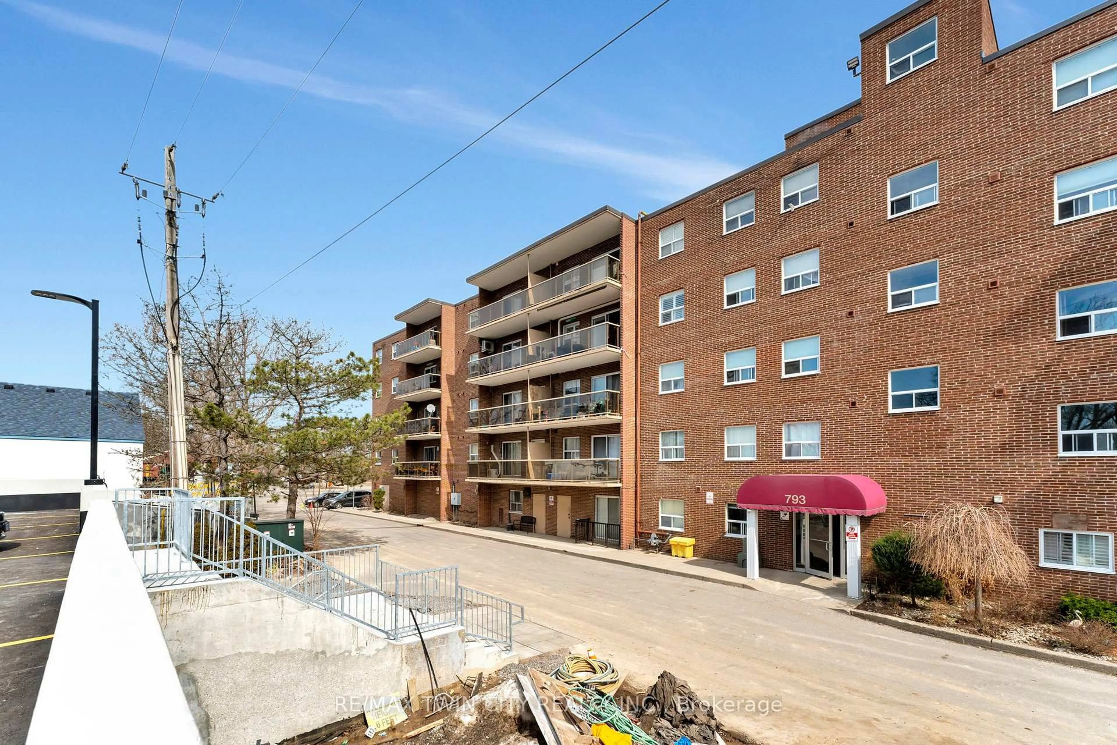 Patio, unknown for 793 Colborne St #207, Brantford Ontario N3S 7J3