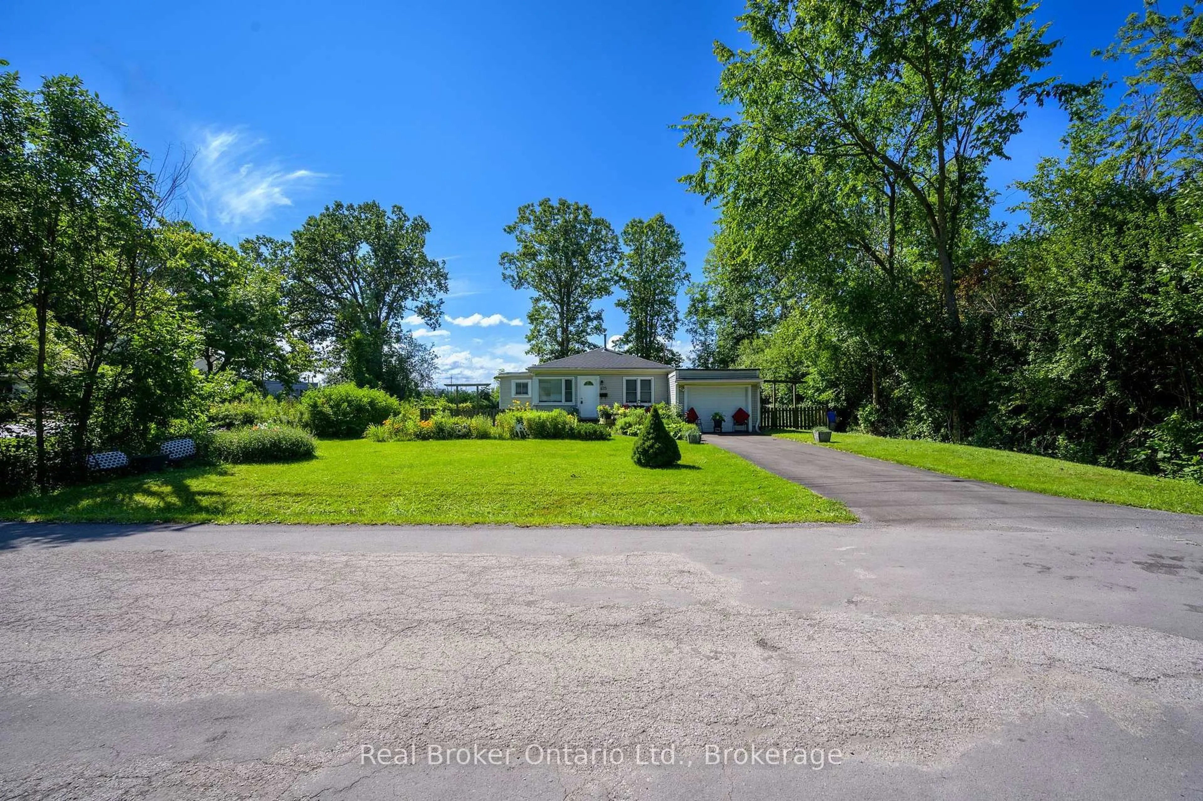 A pic from outside/outdoor area/front of a property/back of a property/a pic from drone, water/lake/river/ocean view for 625 Sims Ave, Fort Erie Ontario L2A 6B1