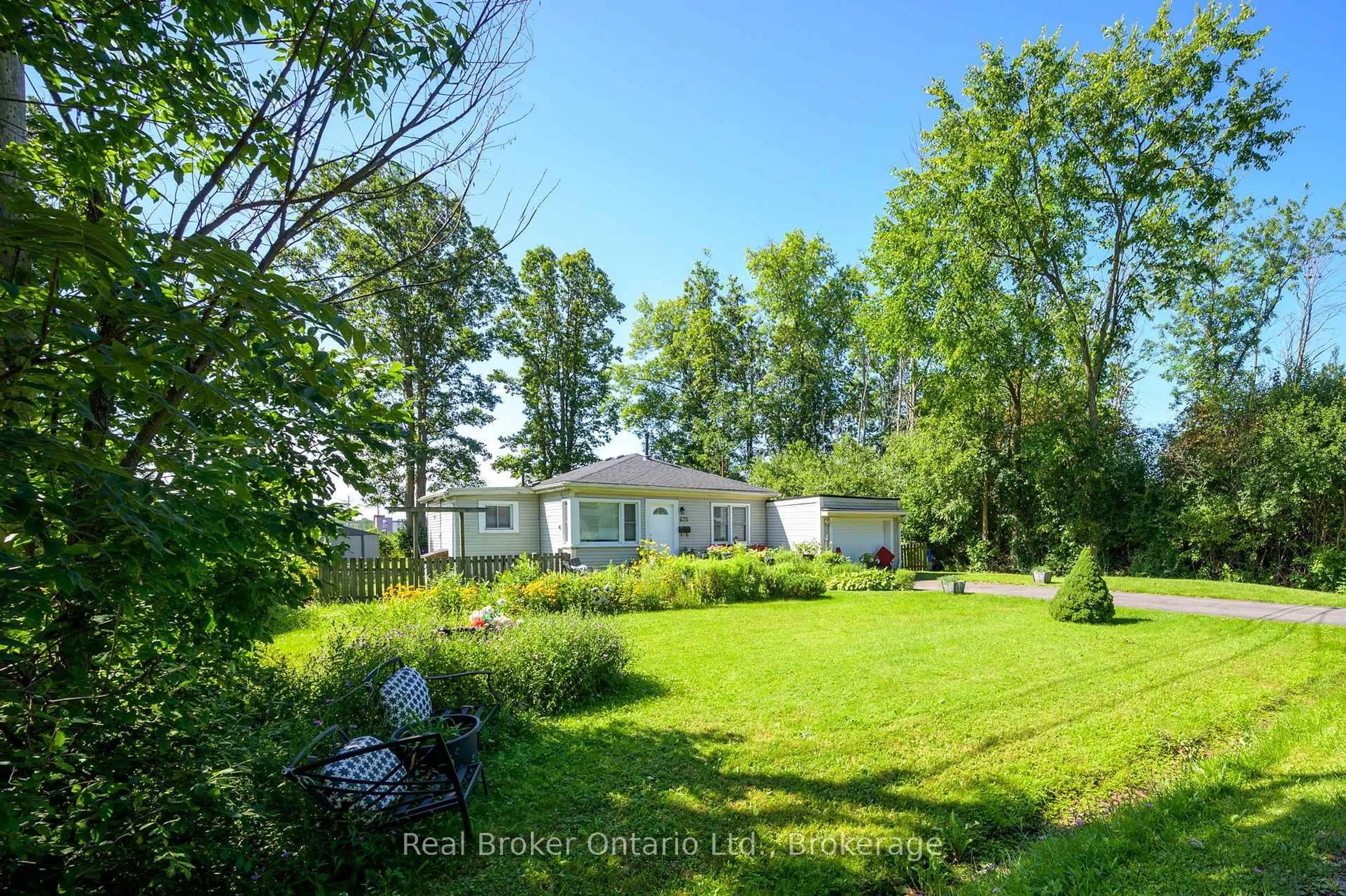 A pic from outside/outdoor area/front of a property/back of a property/a pic from drone, unknown for 625 Sims Ave, Fort Erie Ontario L2A 6B1