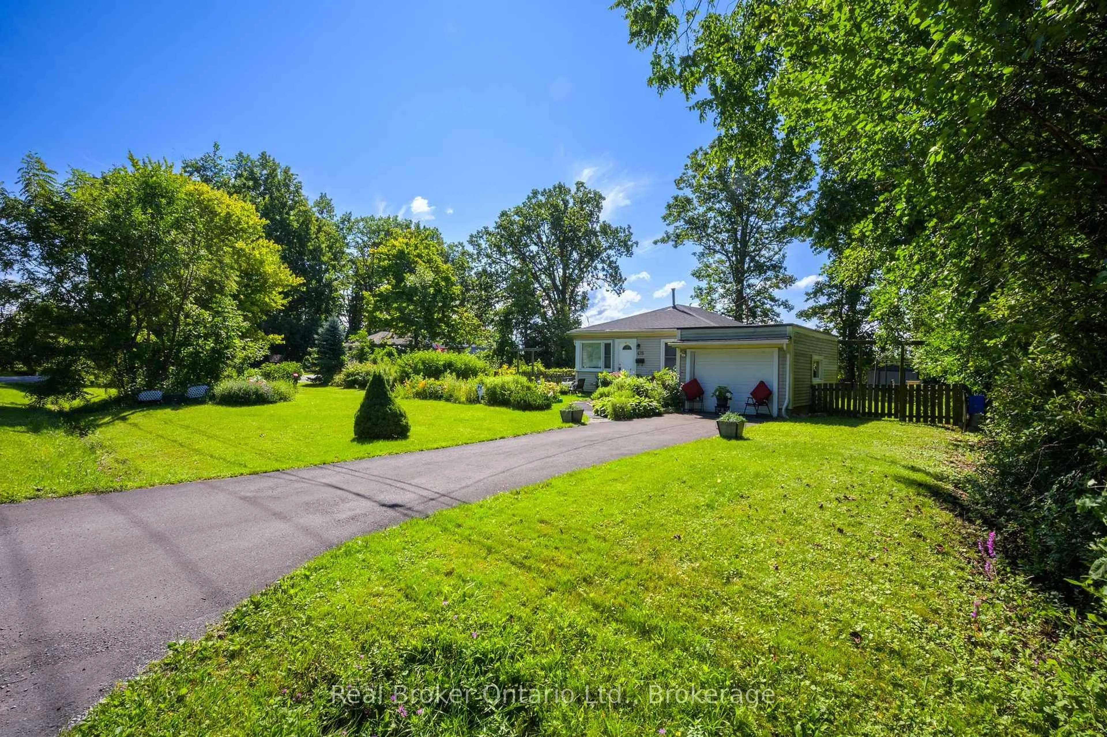 A pic from outside/outdoor area/front of a property/back of a property/a pic from drone, water/lake/river/ocean view for 625 Sims Ave, Fort Erie Ontario L2A 6B1