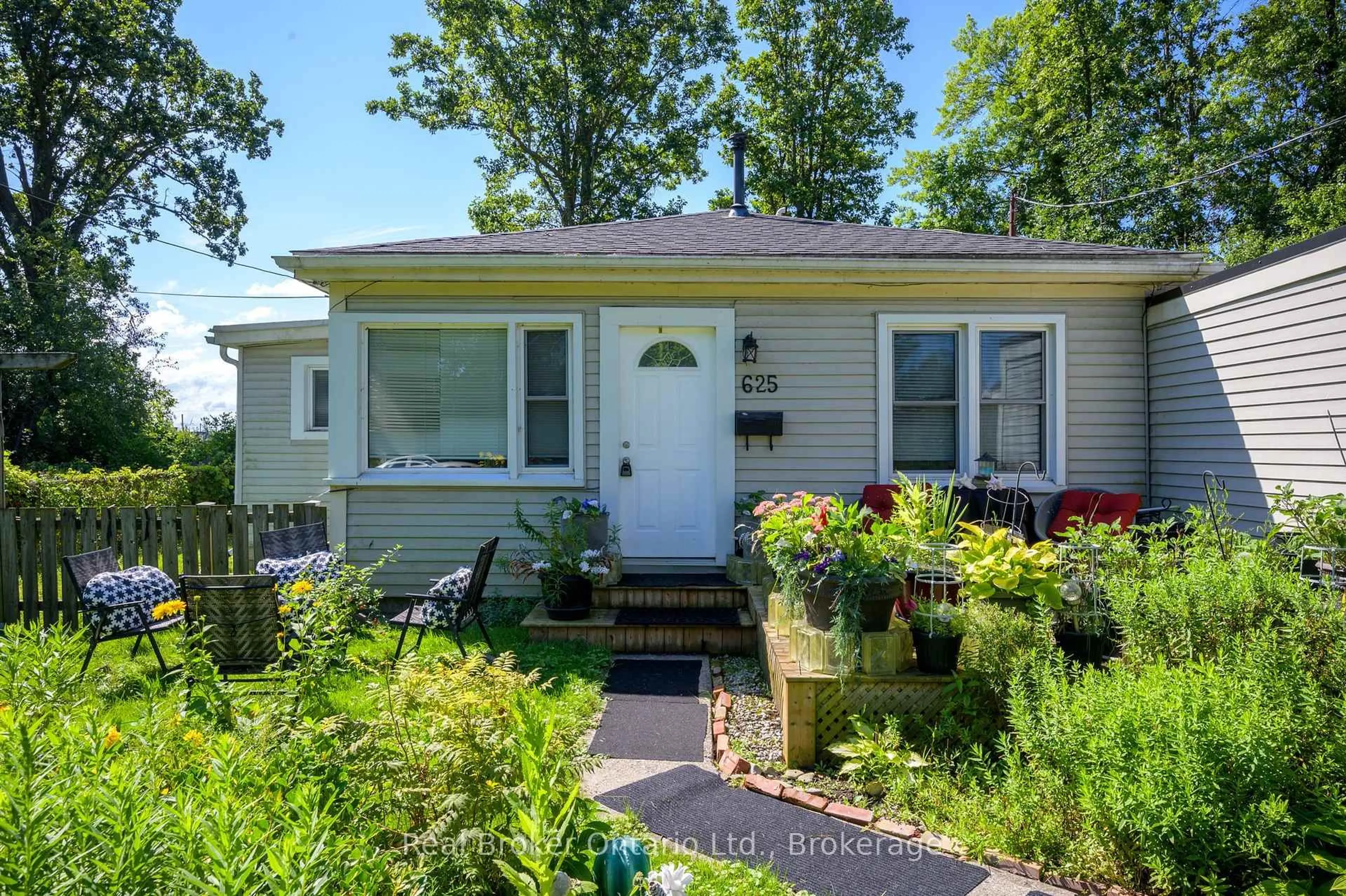 Home with vinyl exterior material, street for 625 Sims Ave, Fort Erie Ontario L2A 6B1