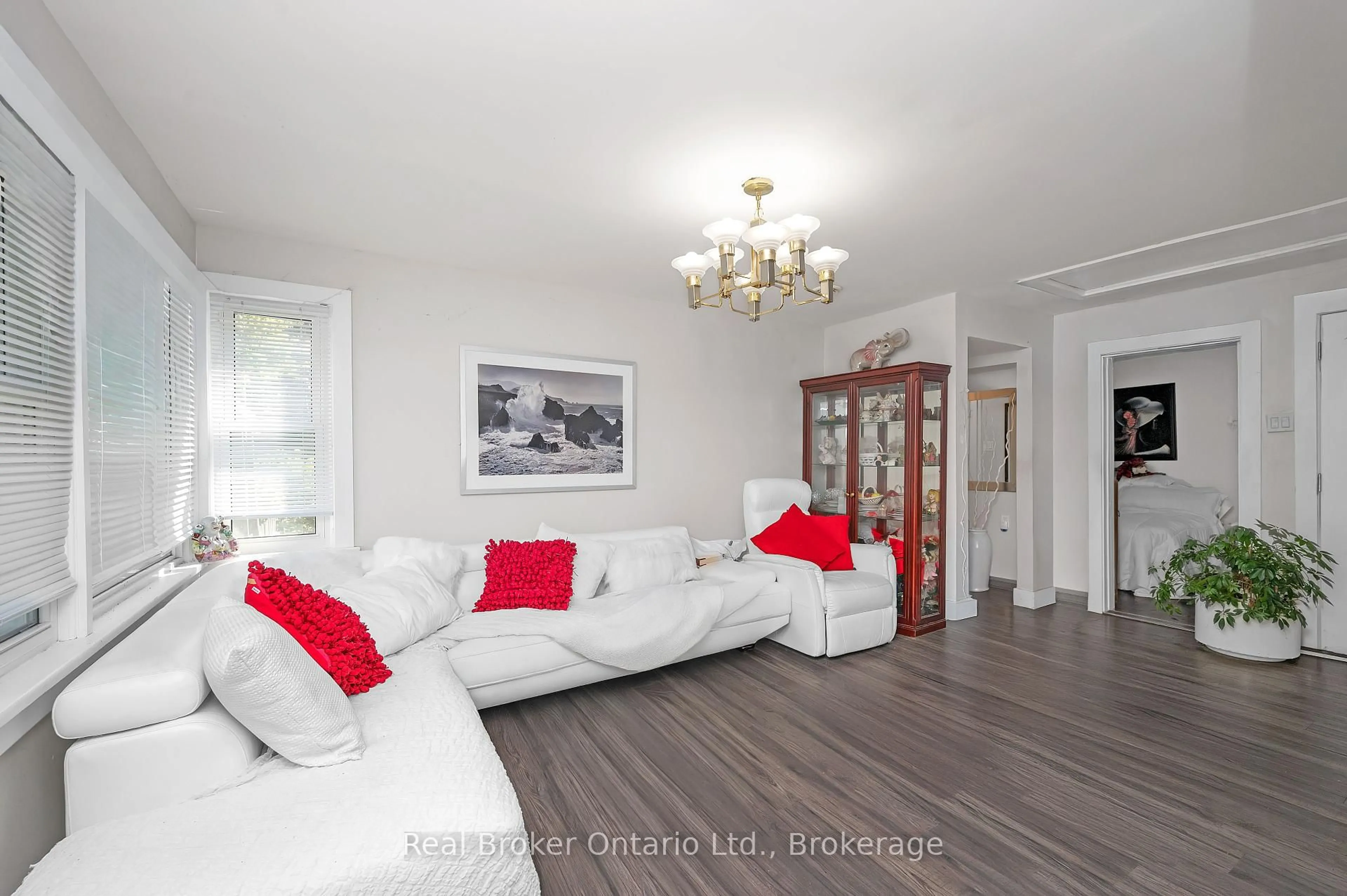 Living room with furniture, unknown for 625 Sims Ave, Fort Erie Ontario L2A 6B1