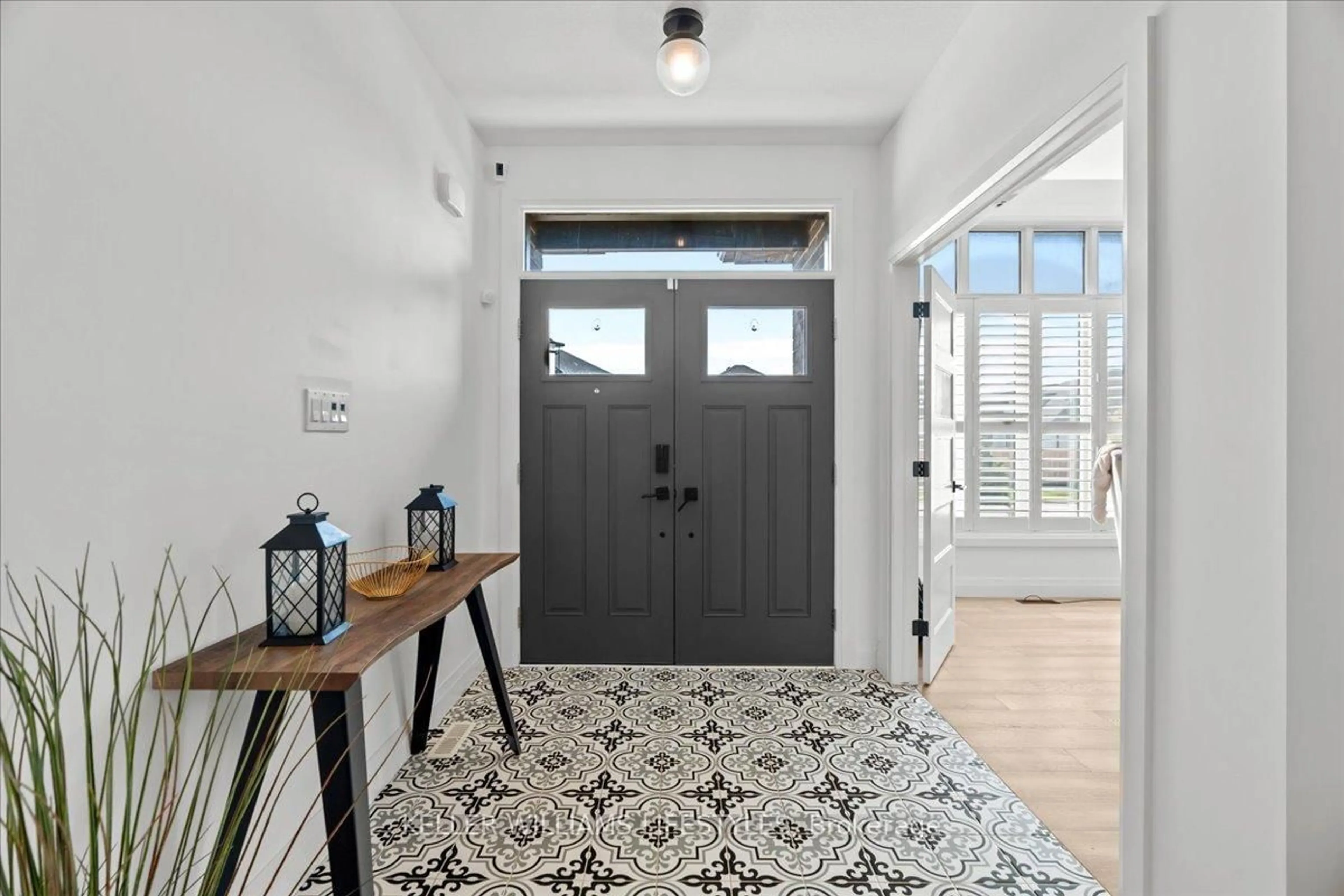 Indoor entryway for 112 Jefferson St, Lucan Biddulph Ontario N0M 2J0