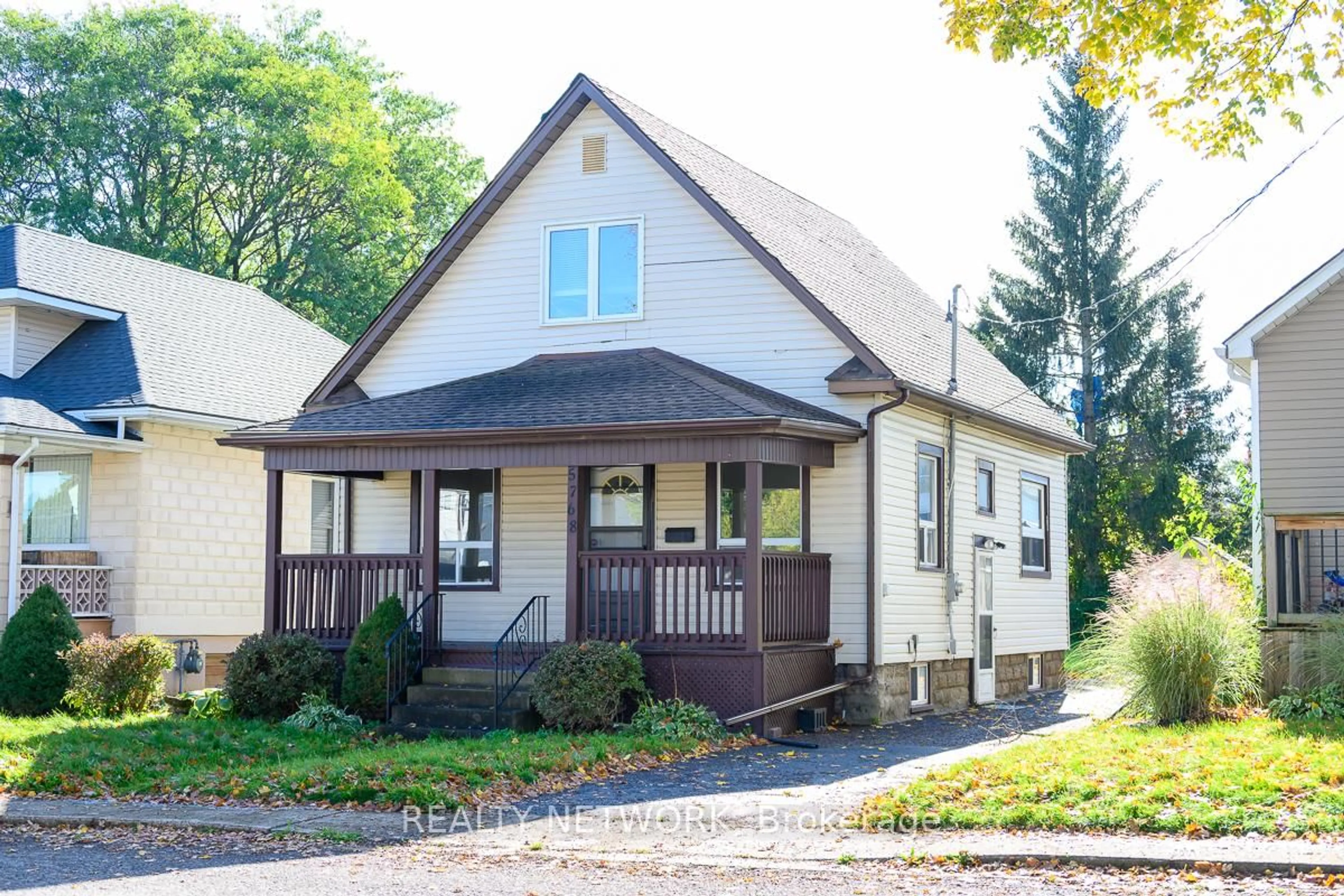 Home with vinyl exterior material, street for 5768 Summer St, Niagara Falls Ontario L2G 1M2