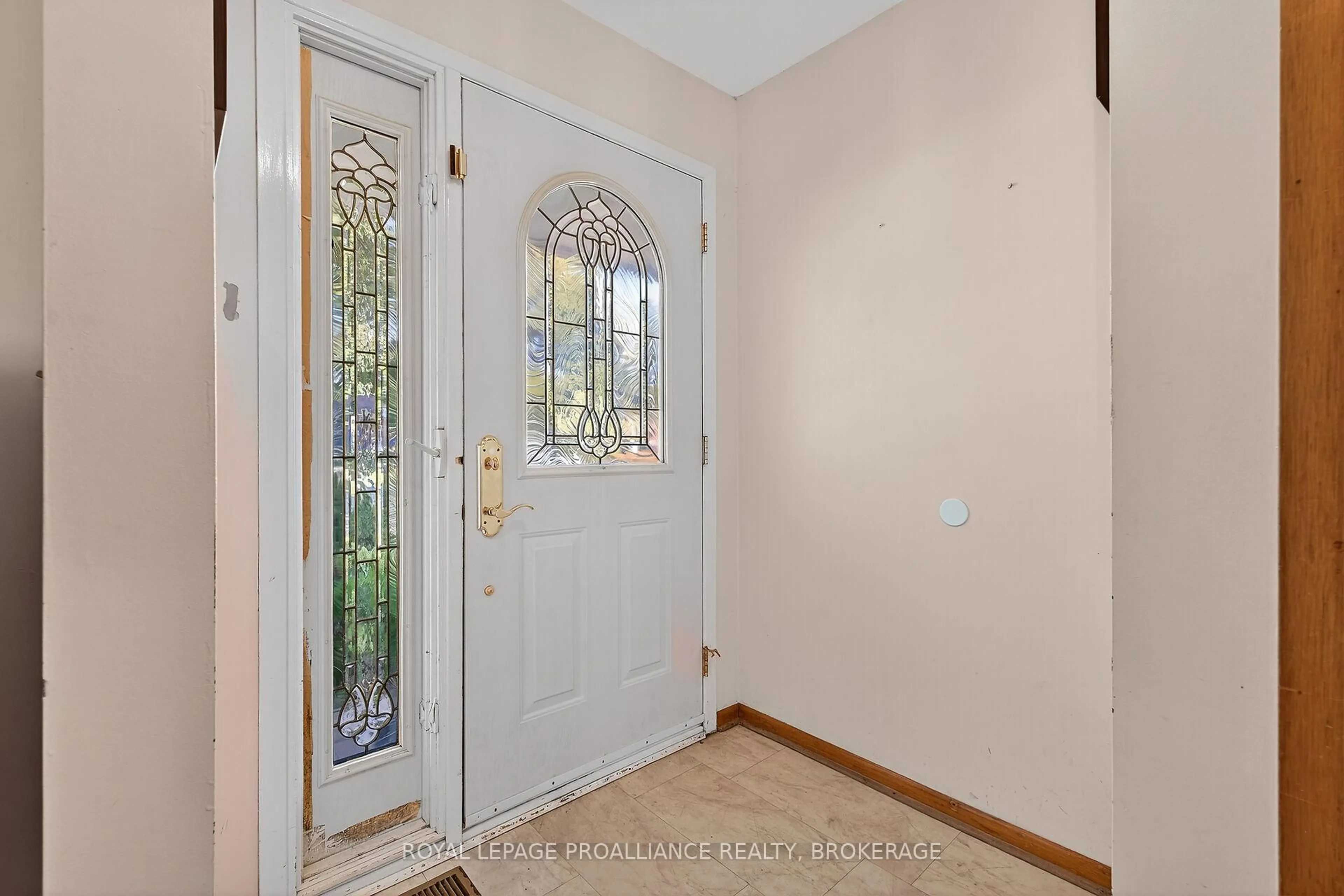 Indoor entryway for 747 Laidlaw Cres, Kingston Ontario K7M 5M3