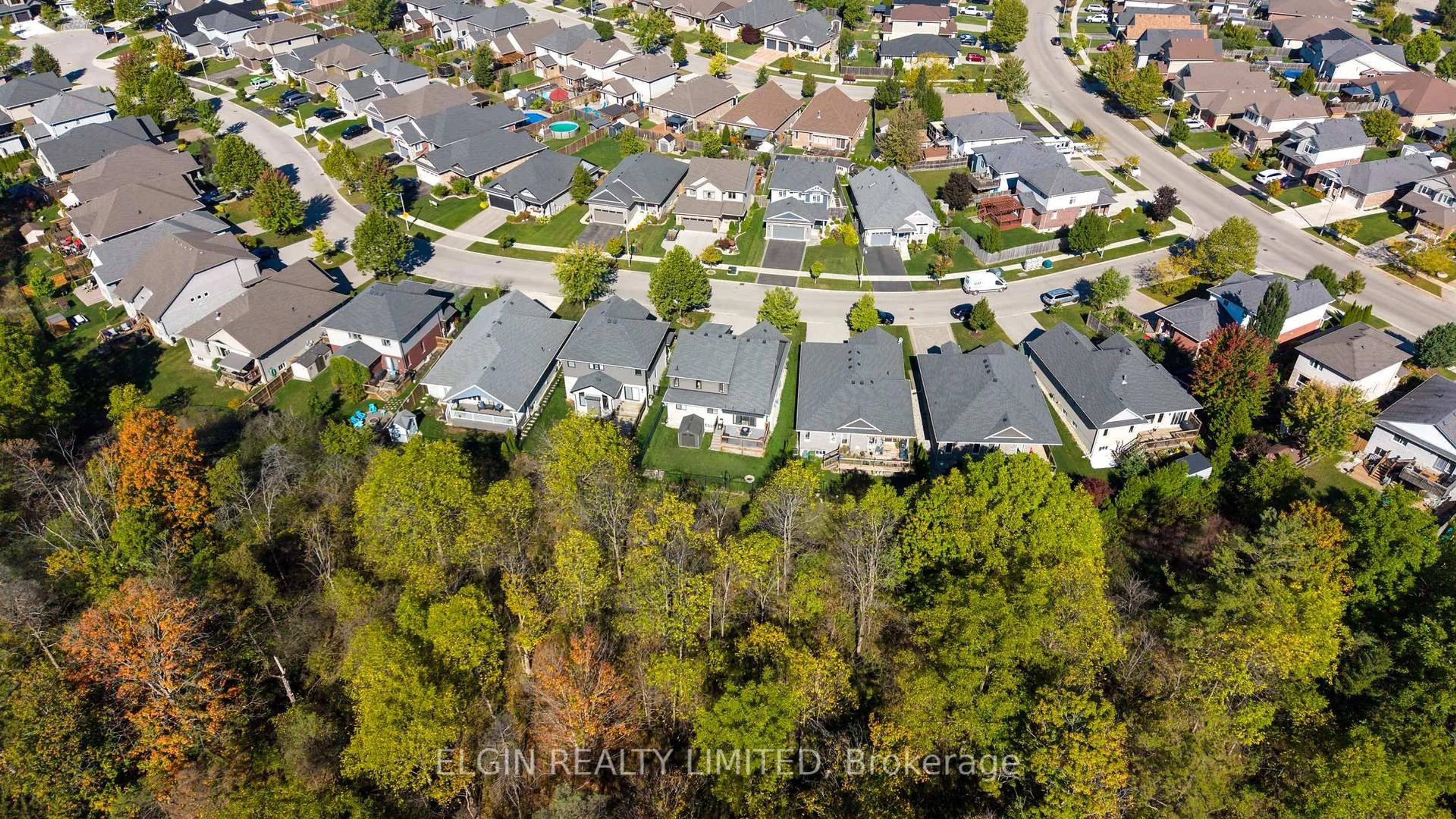 A pic from outside/outdoor area/front of a property/back of a property/a pic from drone, street for 8 Deerfield Crt, St. Thomas Ontario N5P 0B8