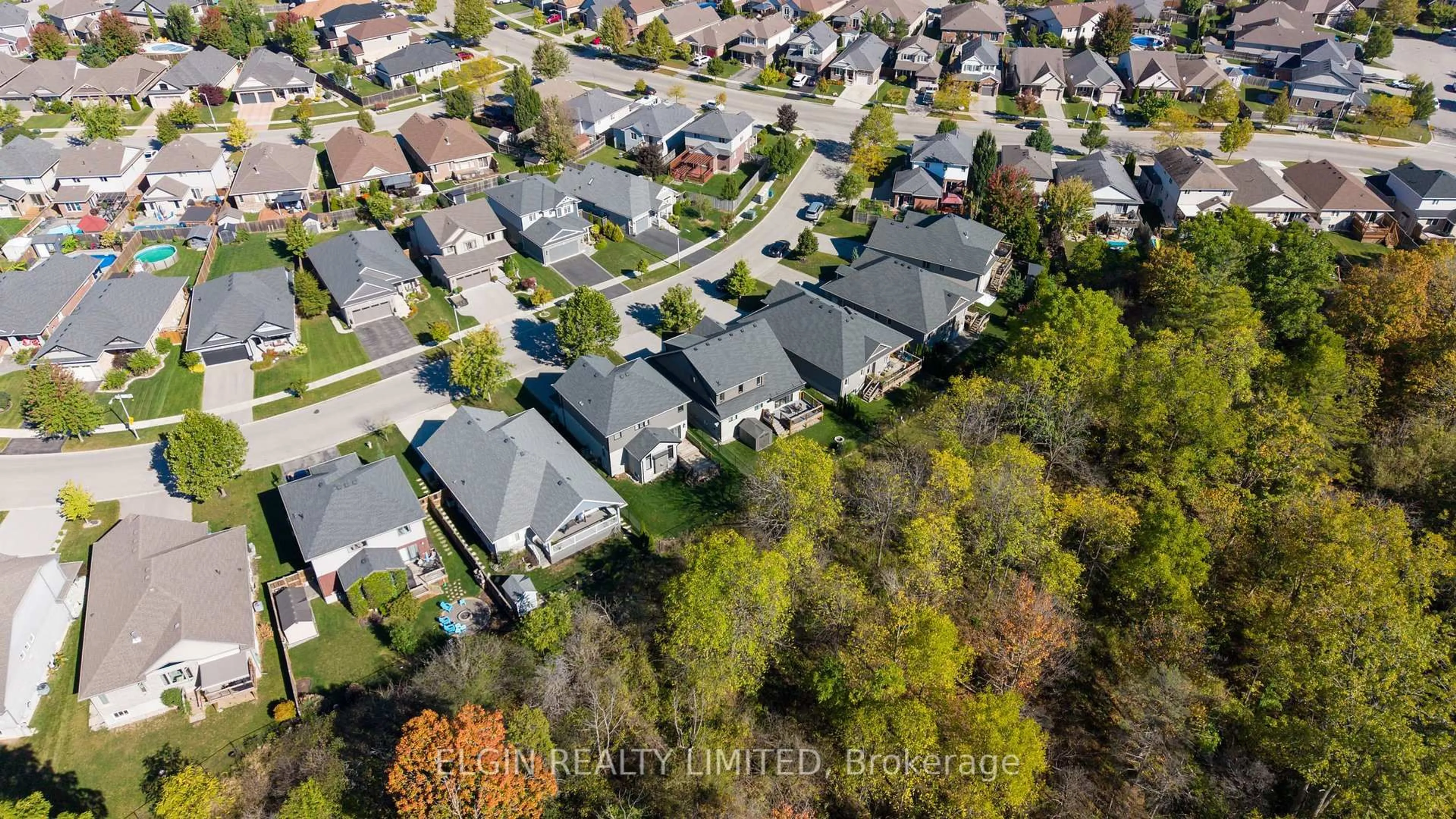 A pic from outside/outdoor area/front of a property/back of a property/a pic from drone, street for 8 Deerfield Crt, St. Thomas Ontario N5P 0B8