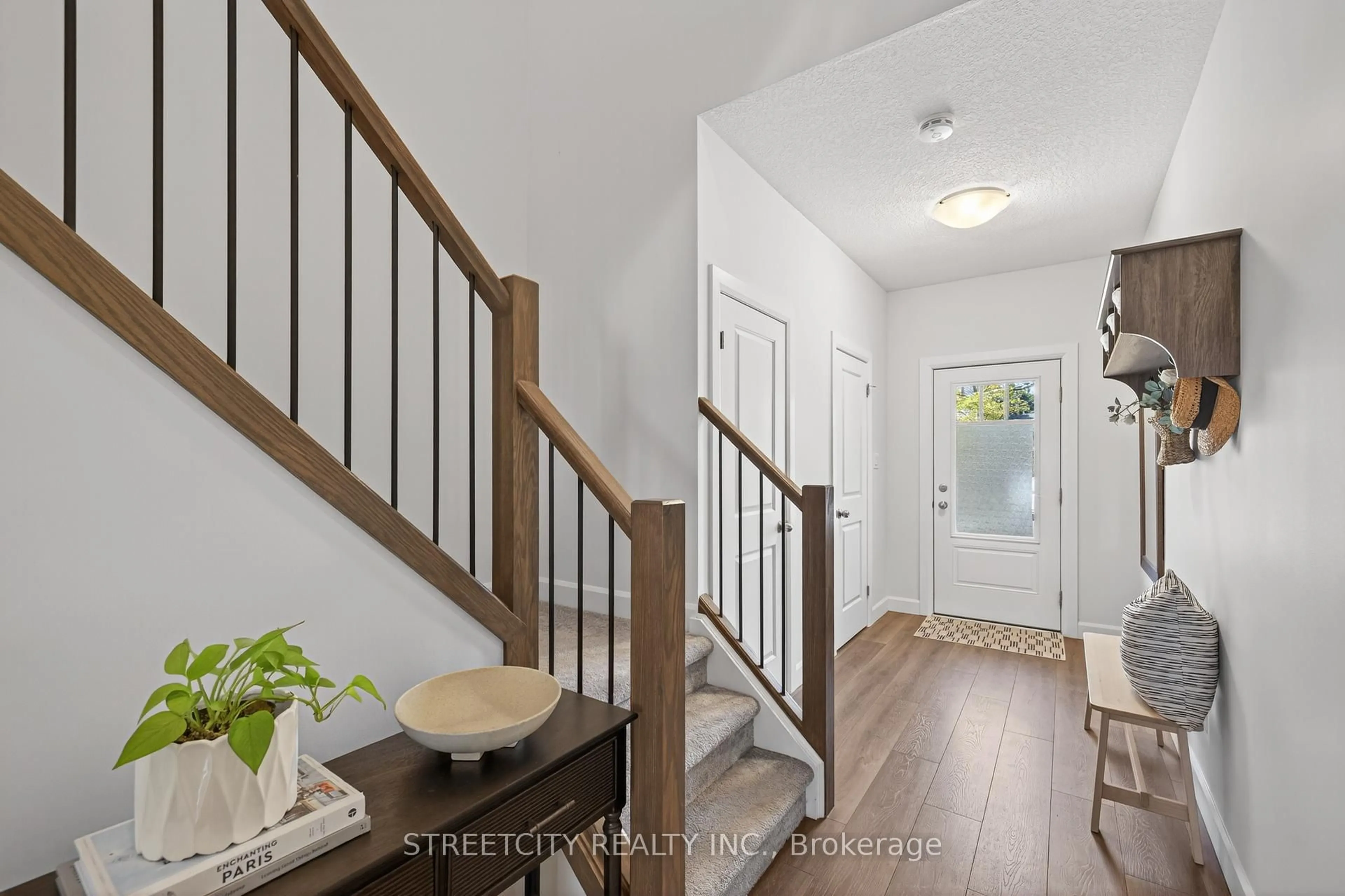 Indoor entryway for 2491 Tokala Tr #37, London North Ontario N6G 0X1