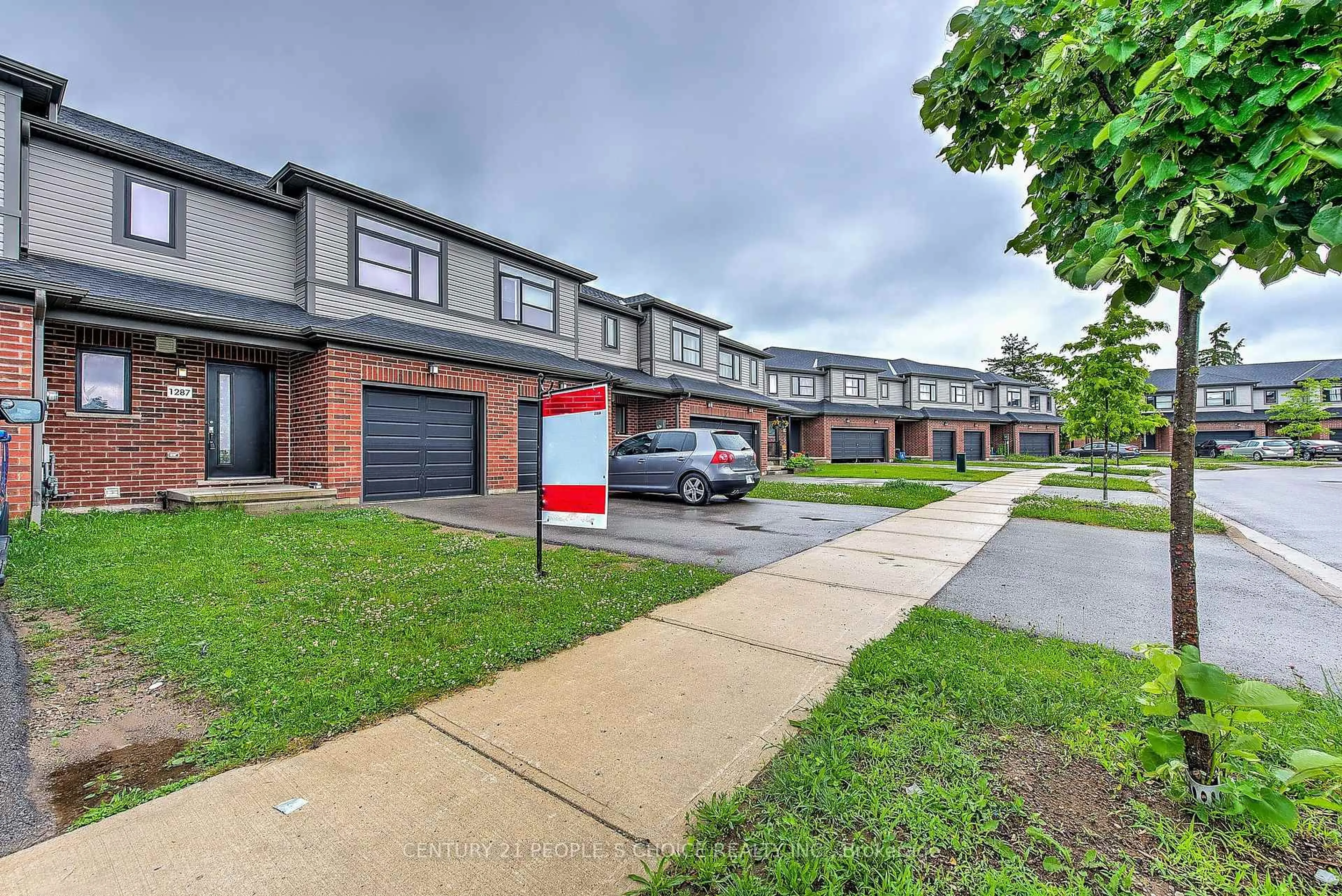 A pic from outside/outdoor area/front of a property/back of a property/a pic from drone, street for 1287 Michael Circ, London East Ontario N5C 1R1