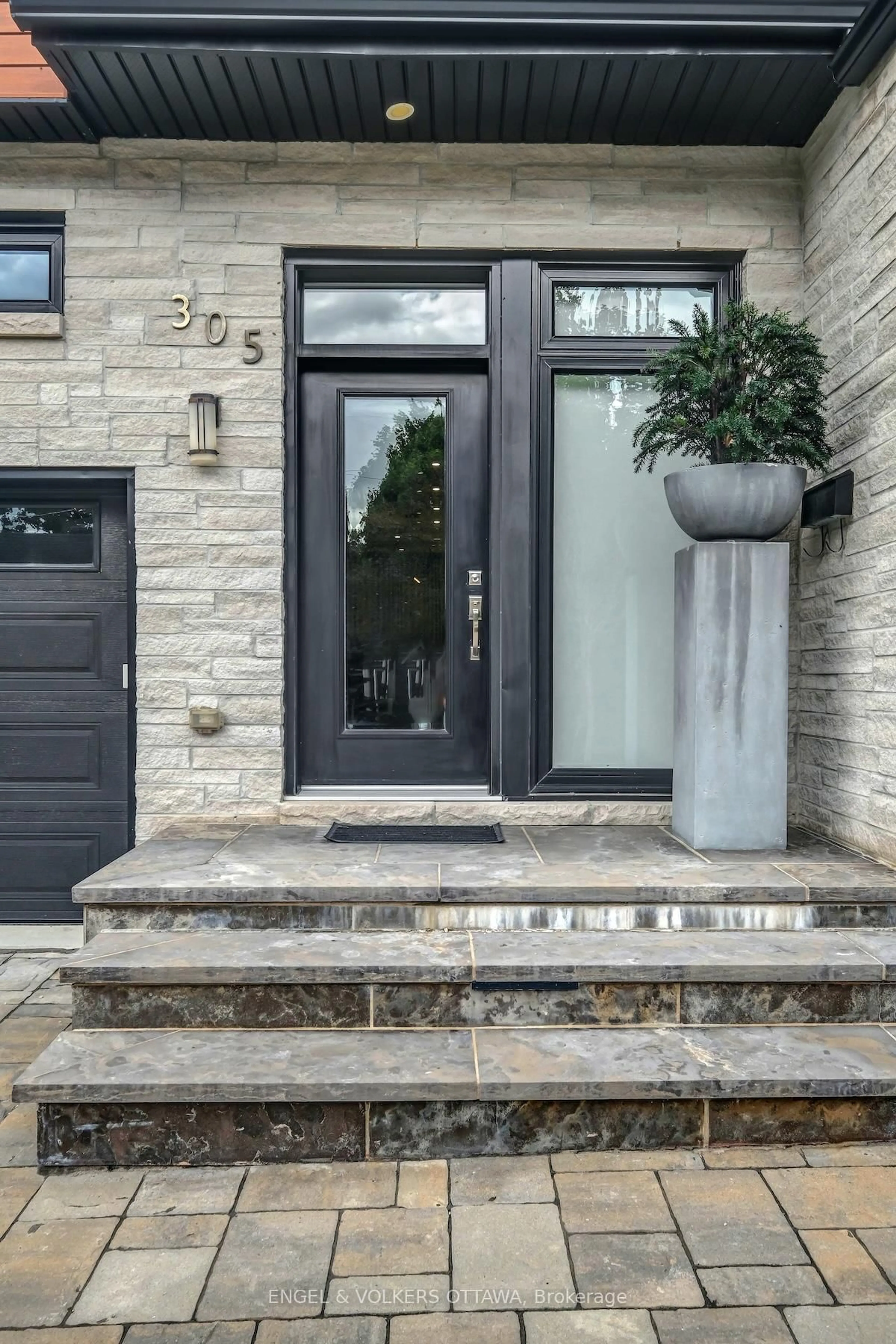Indoor entryway for 305 Westhill Ave, Ottawa Ontario K1Z 7H7
