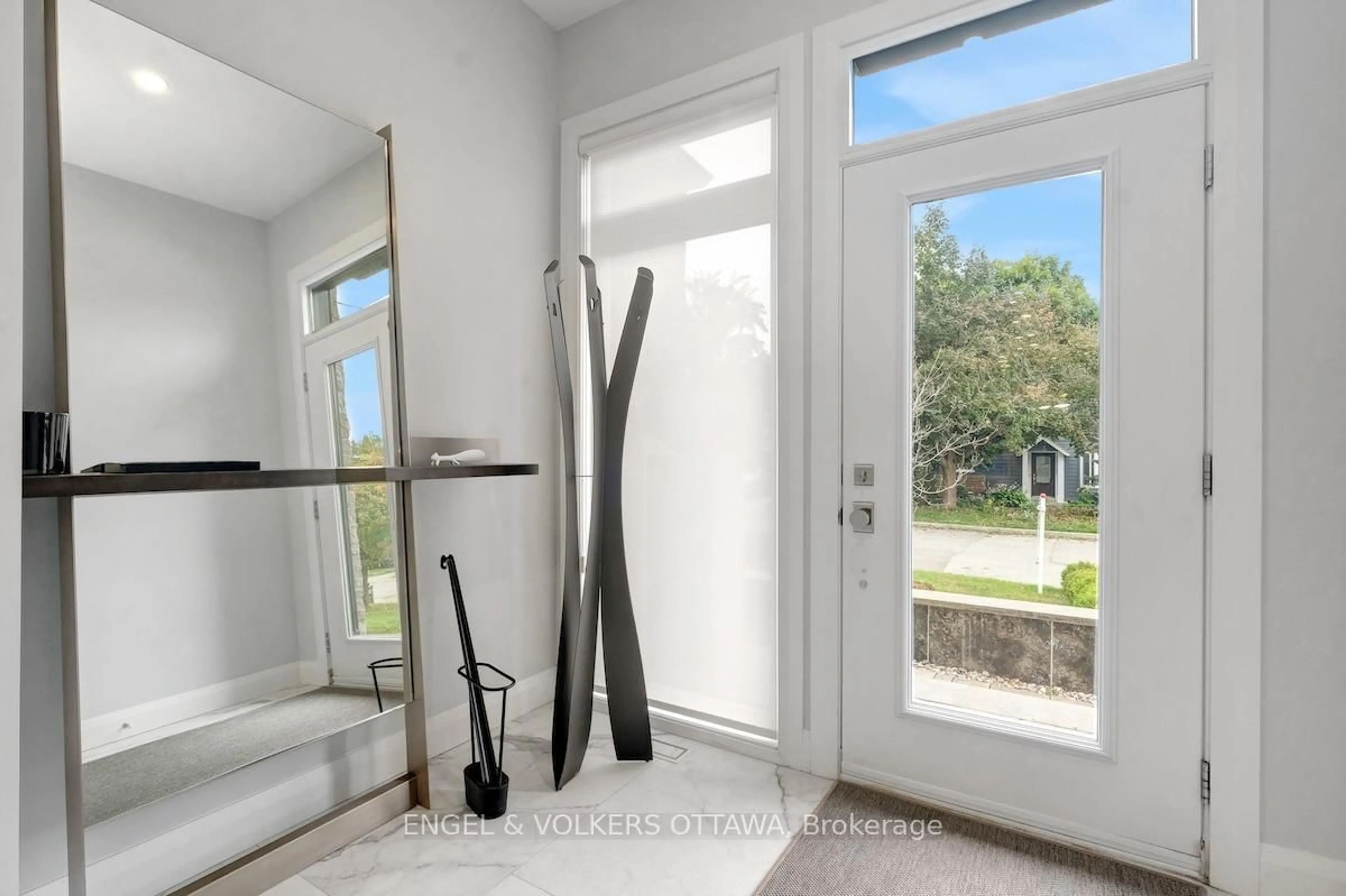 Indoor entryway for 305 Westhill Ave, Ottawa Ontario K1Z 7H7
