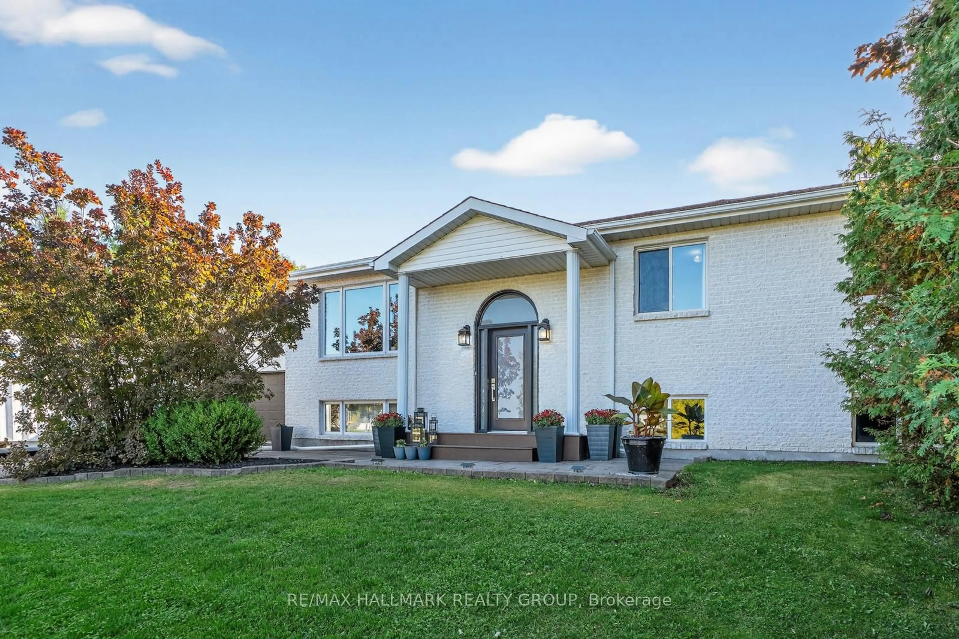 Home with vinyl exterior material, street for 2851 GLENWOOD Dr, Metcalfe Ontario K0A 2P0
