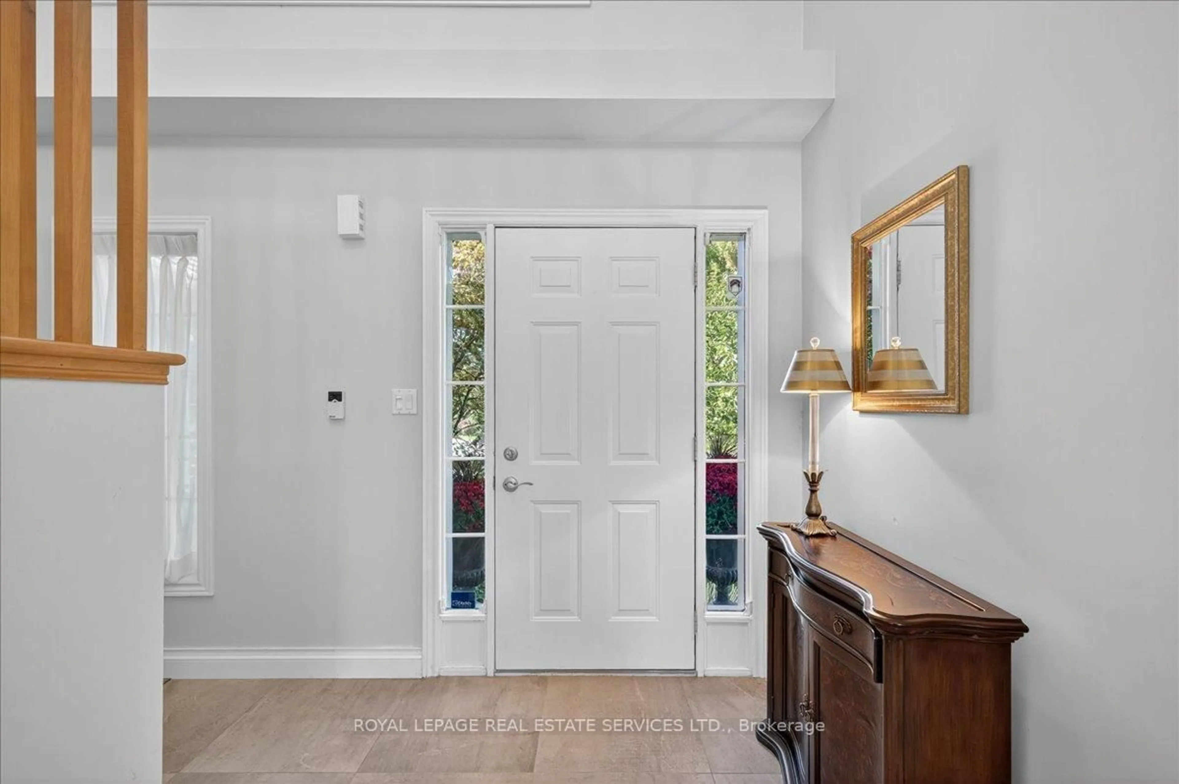 Indoor entryway for 4021 Mountain St, Lincoln Ontario L3J 0K9