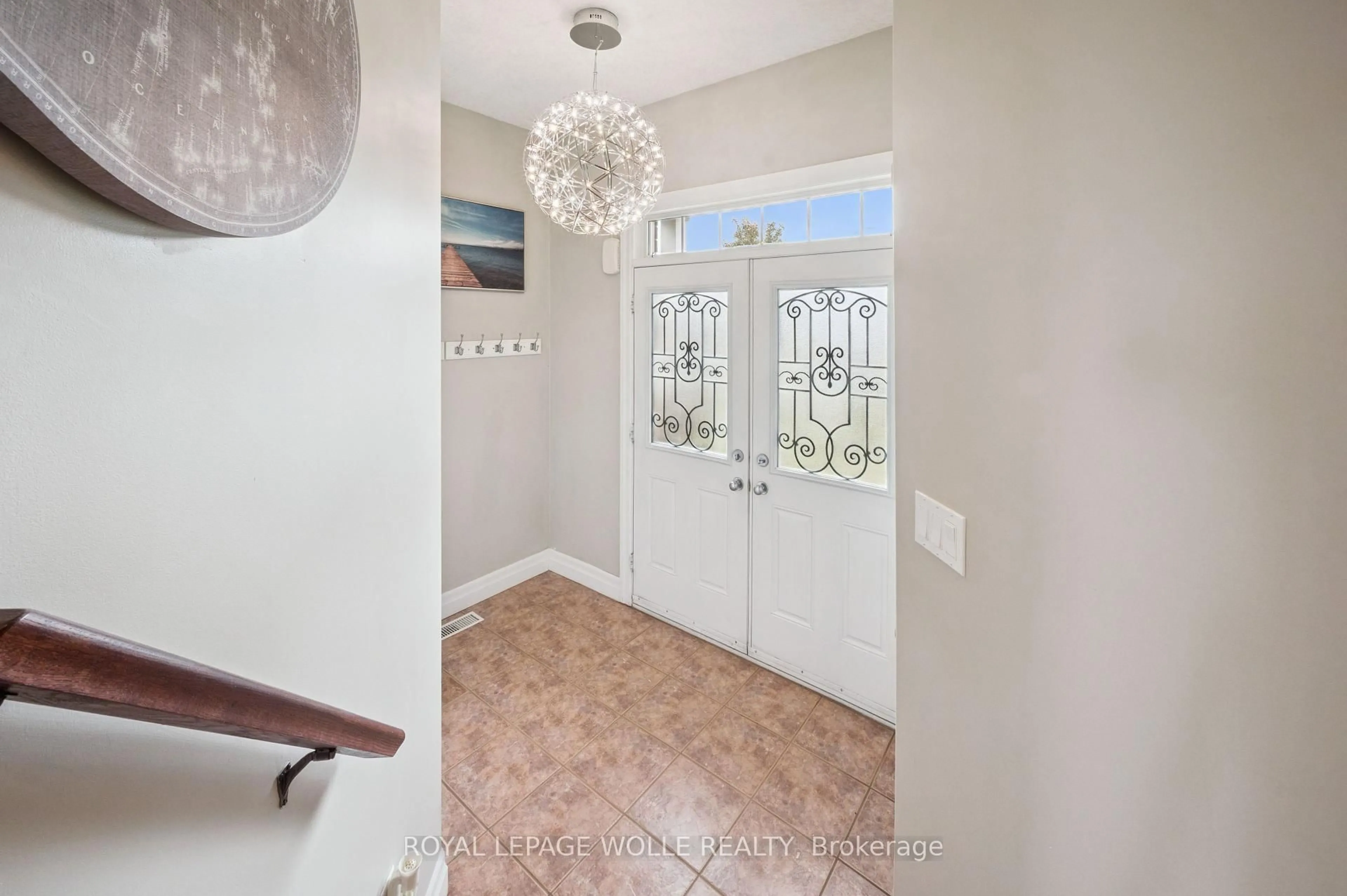 Indoor entryway for 957 Banffshire Crt, Kitchener Ontario N2R 1W8