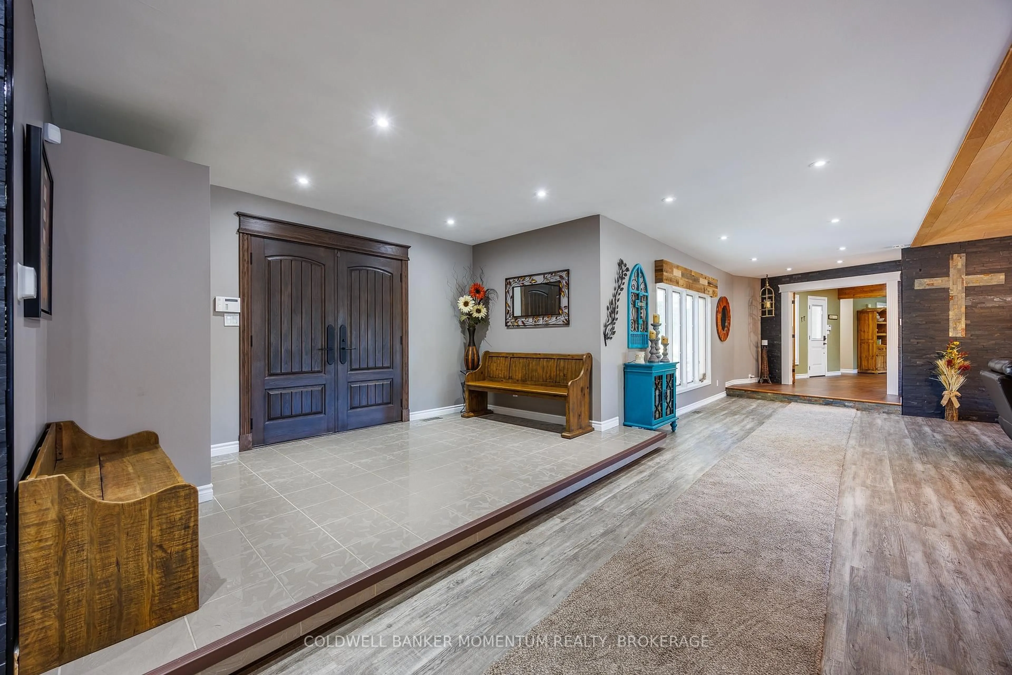 Indoor foyer for 1285 Cockshutt Road, R.R. # 4 Rd, Norfolk Ontario N3Y 4K3