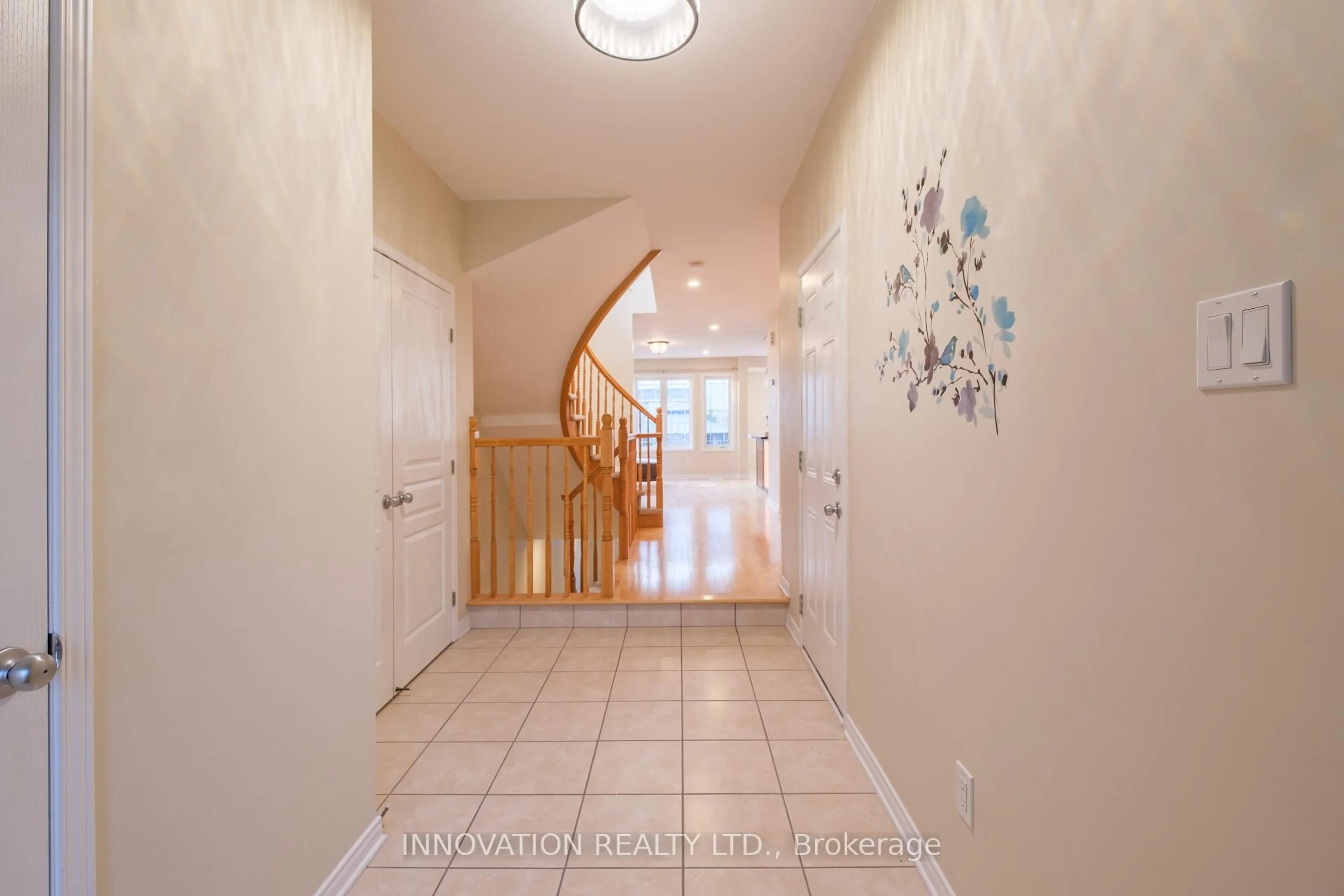 Indoor foyer for 1609 Westhall Way, Ottawa Ontario K2M 0G8