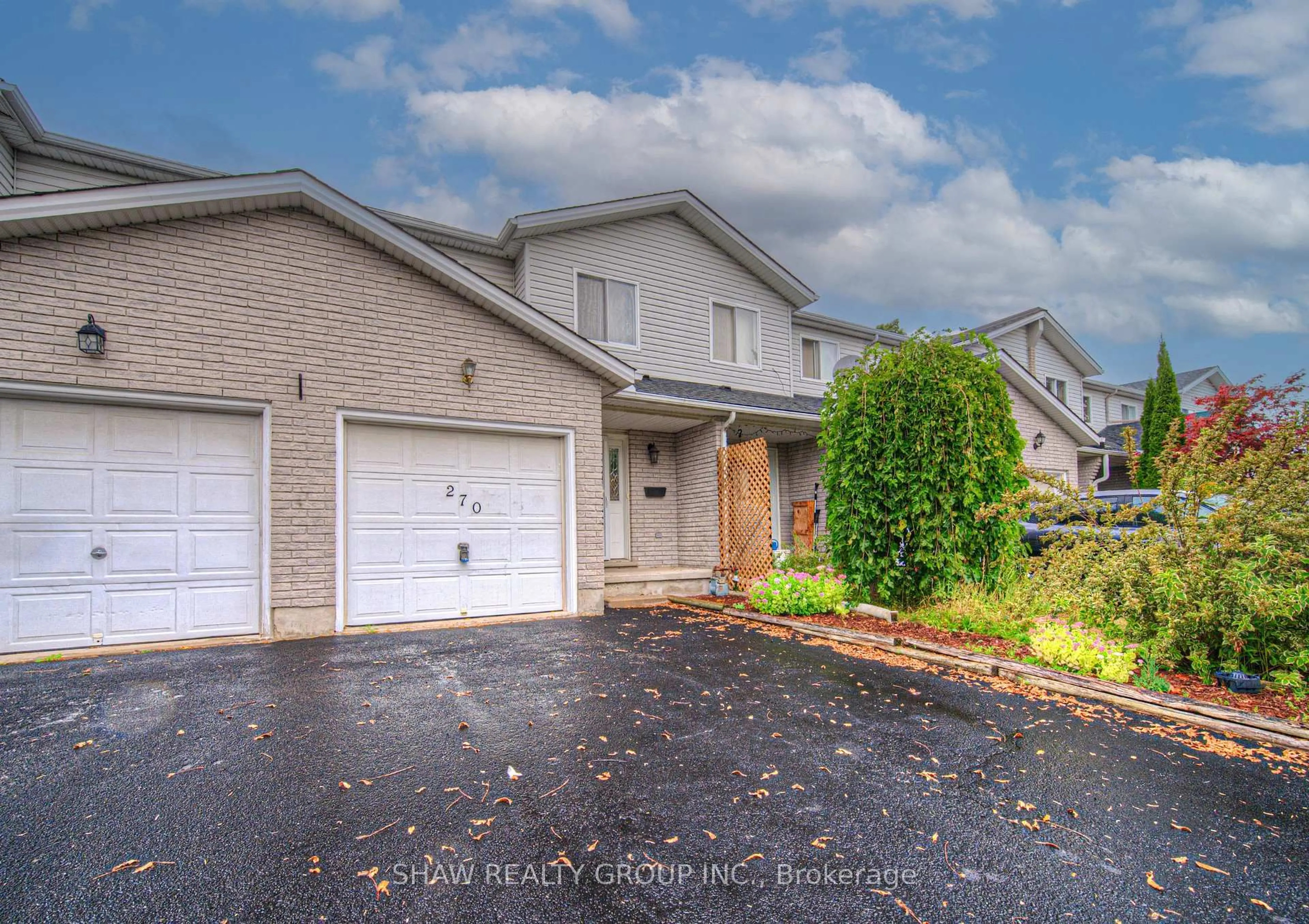 A pic from outside/outdoor area/front of a property/back of a property/a pic from drone, street for 270 Dolph St, Cambridge Ontario N3H 2A7