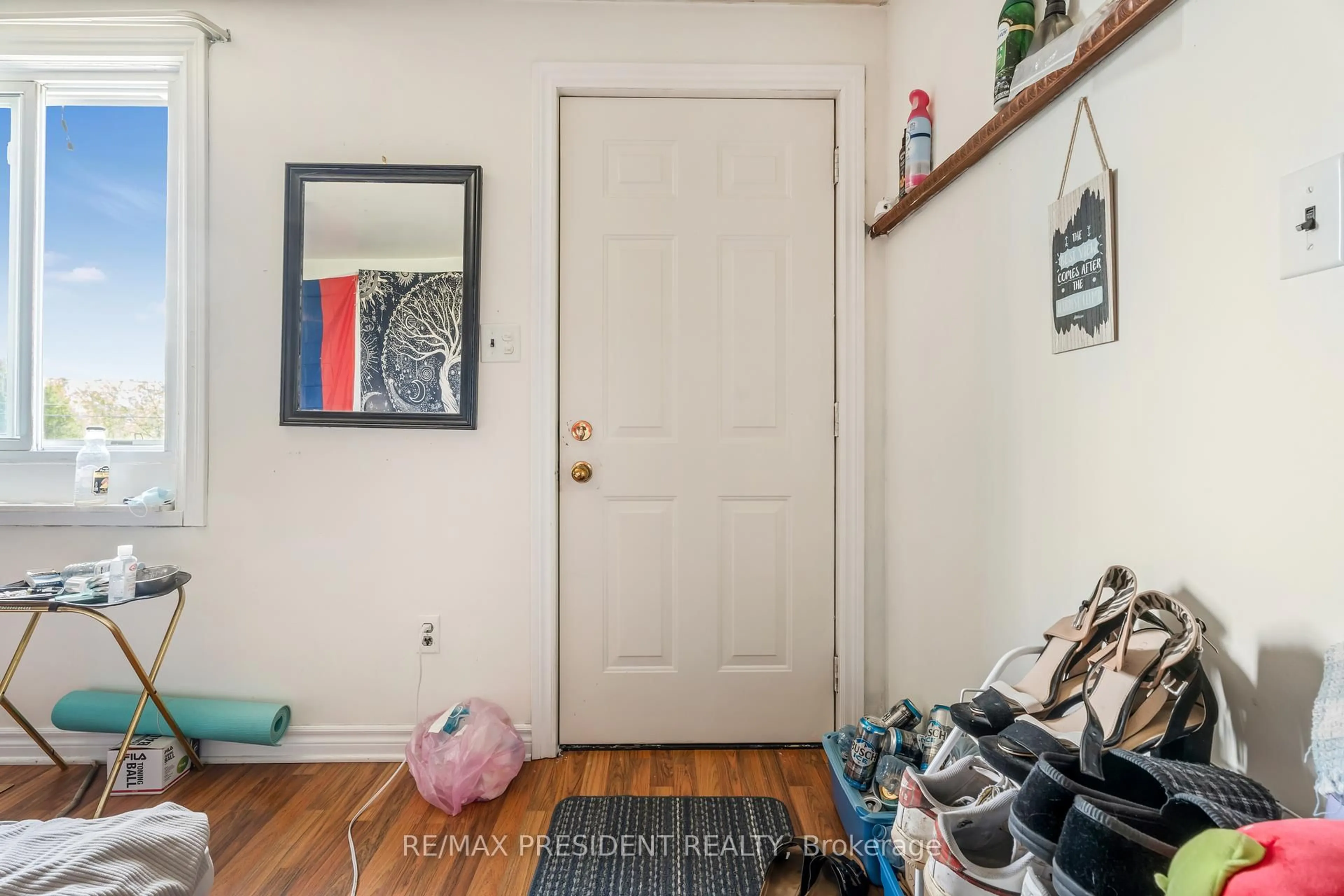 Indoor entryway for 1224 Parkinson Rd, Woodstock Ontario N4S 7W3