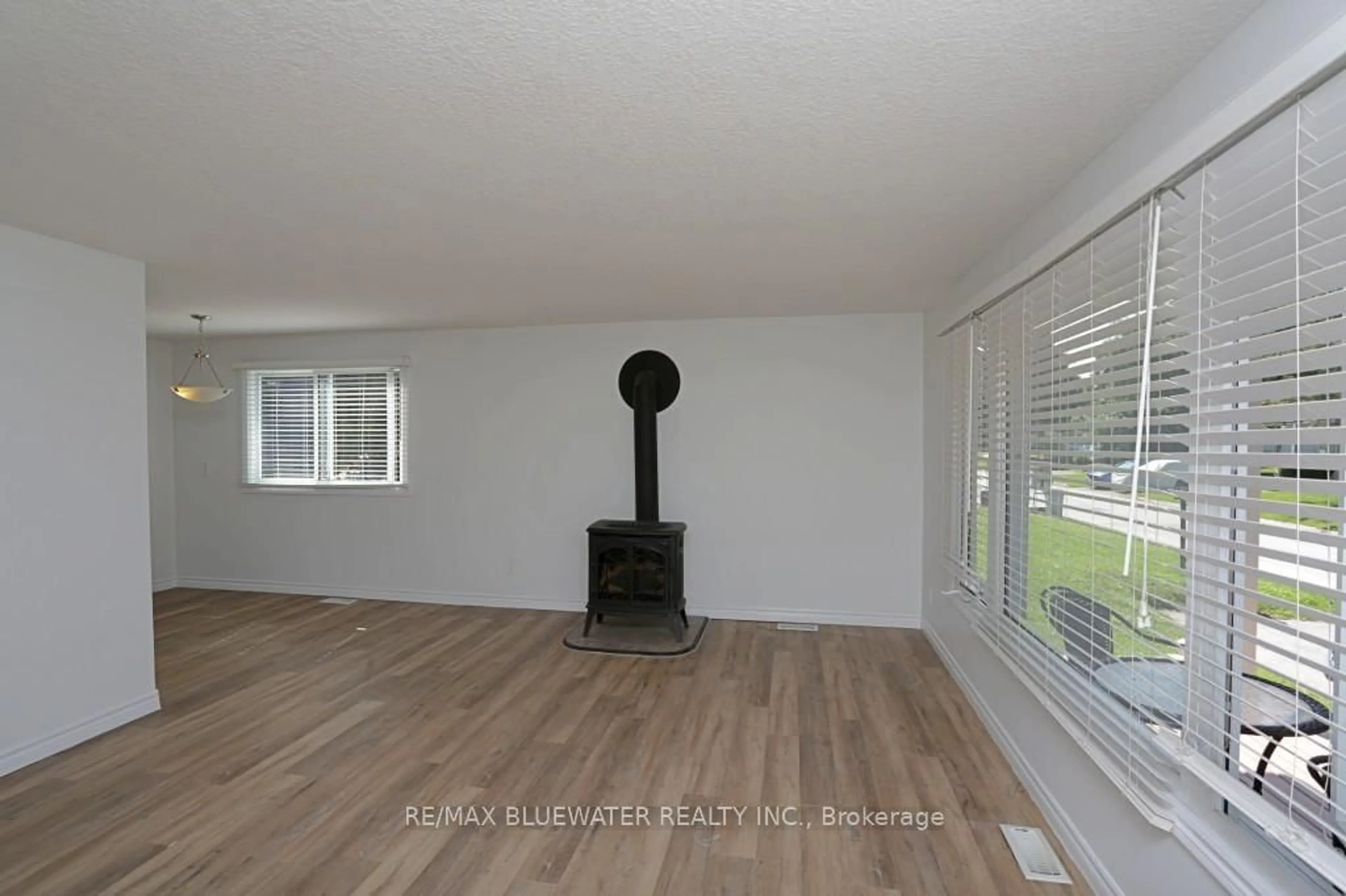 A pic of a room for 23 Pebble Beach Pkwy, South Huron Ontario N0M 1T0