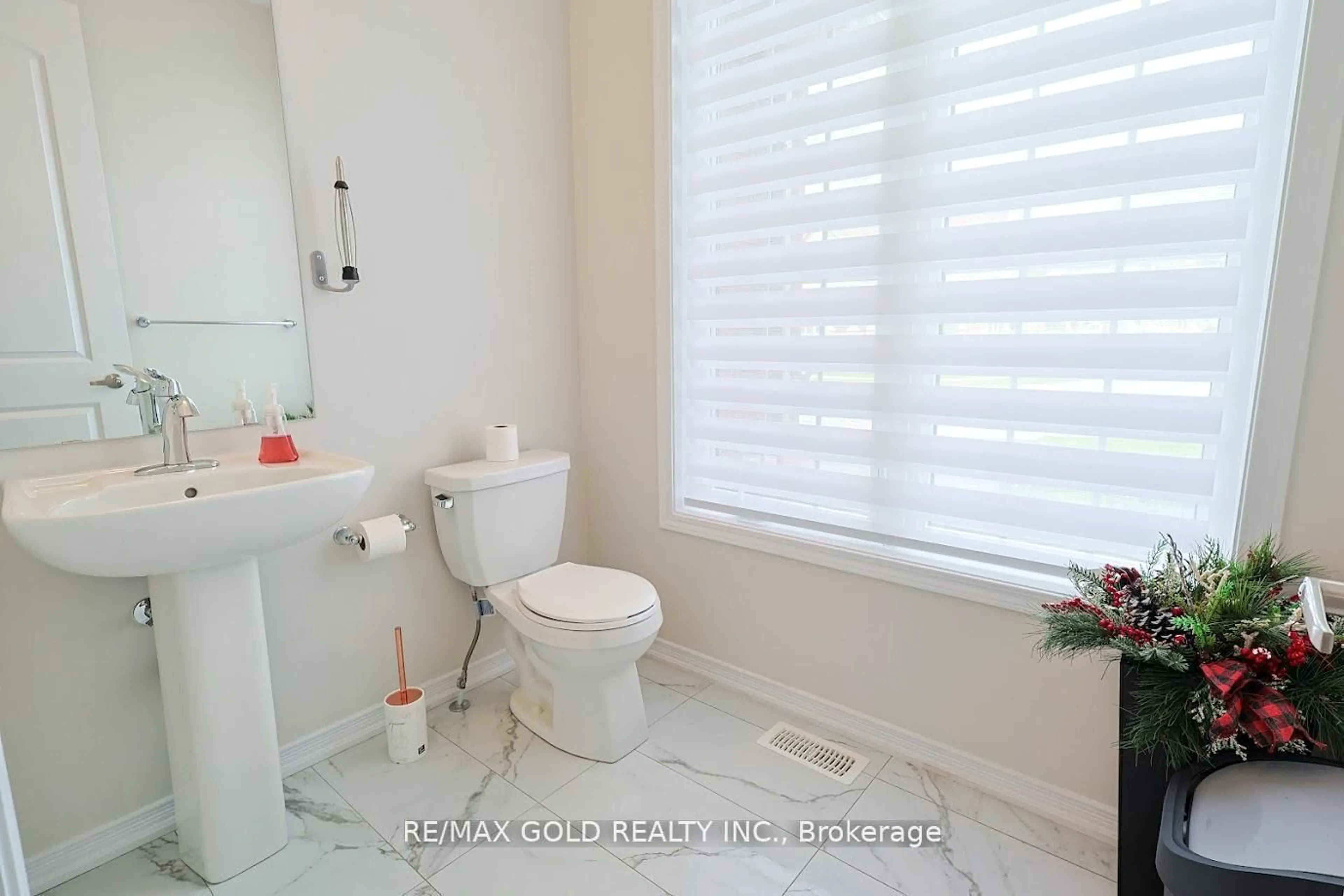 Standard bathroom, ceramic/tile floor for 7892 Odell Cres, Niagara Falls Ontario L2H 3R6
