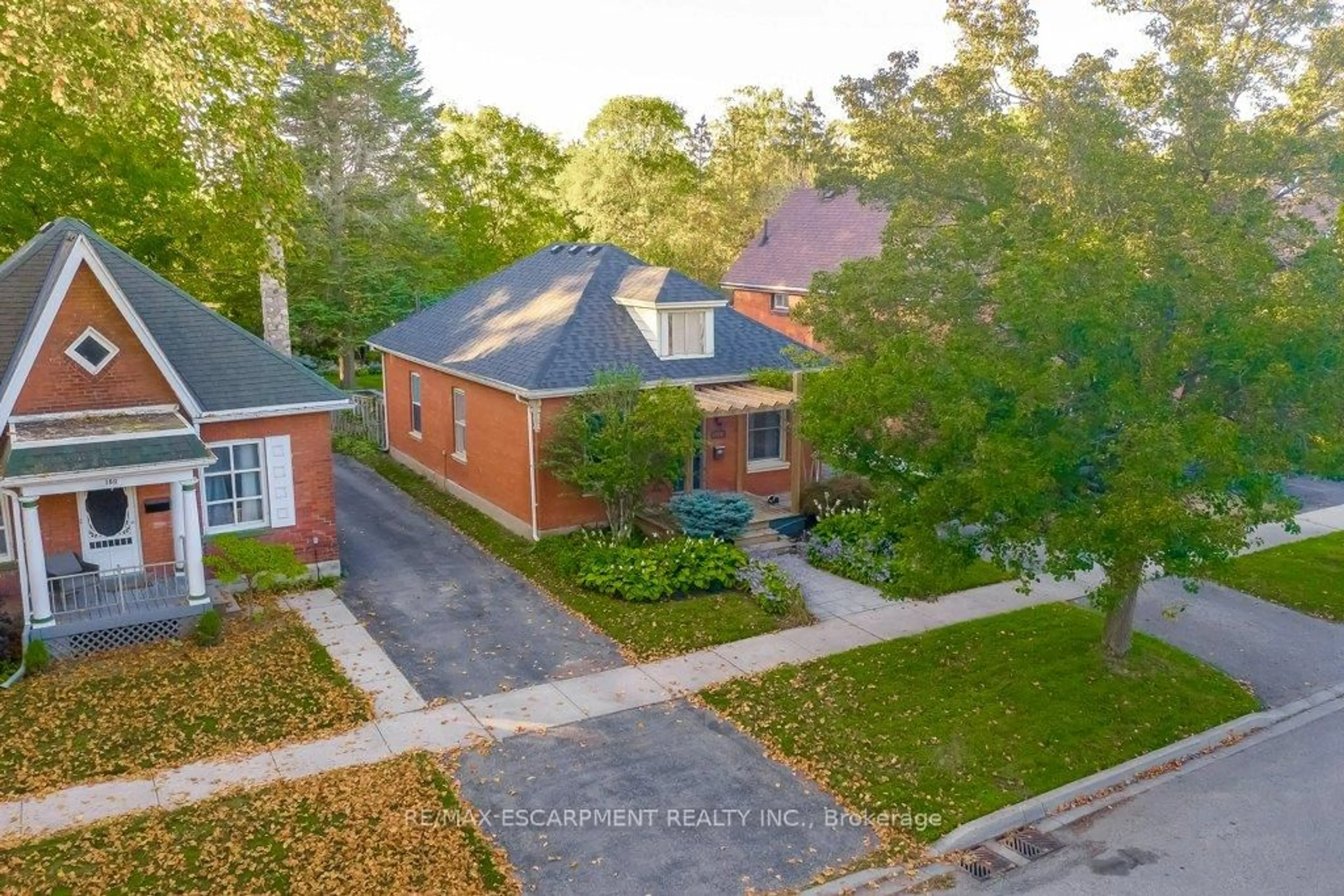 A pic from outside/outdoor area/front of a property/back of a property/a pic from drone, street for 158 Eagle Ave, Brantford Ontario N3S 1Z5