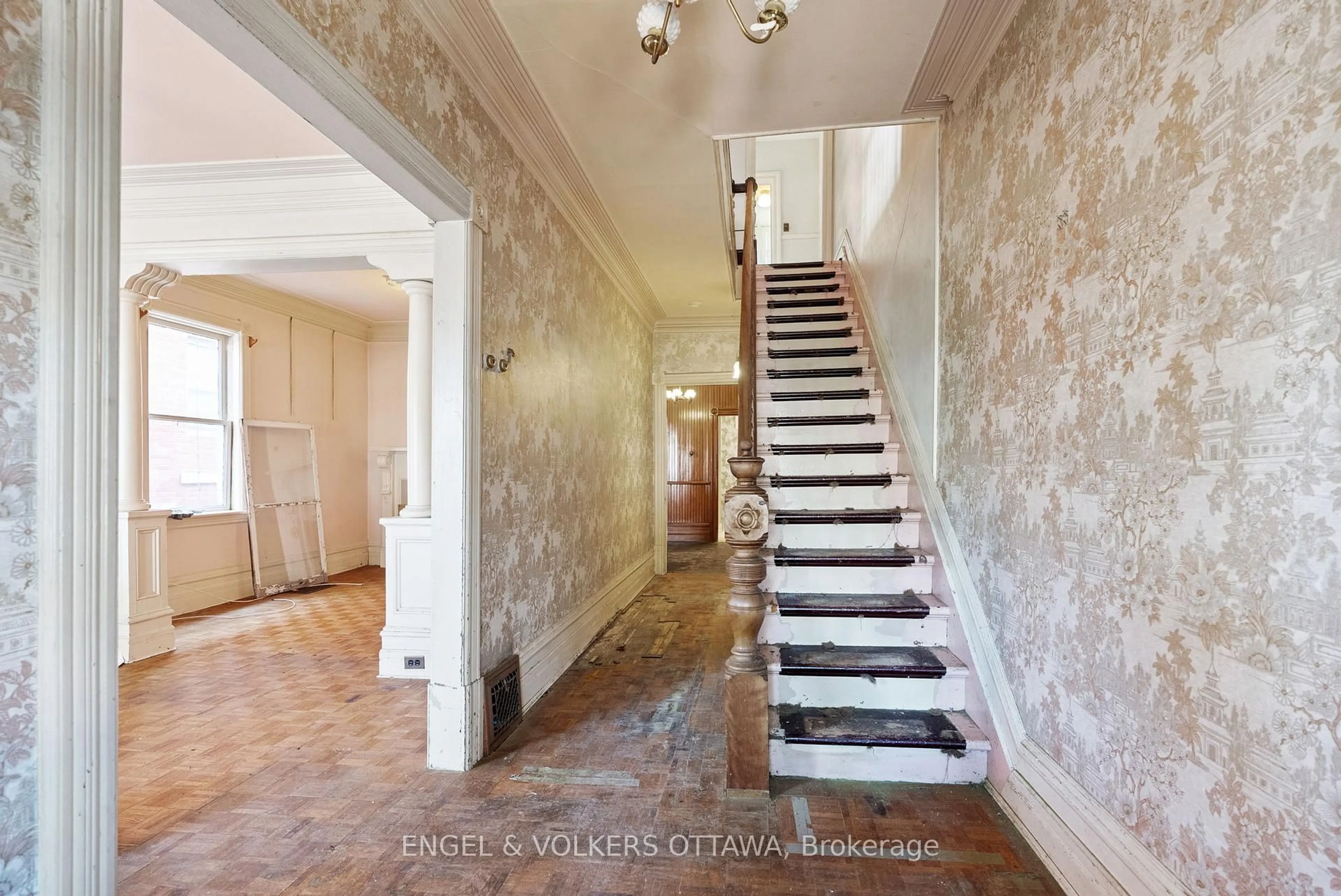 Indoor foyer for 164 Bayswater Ave, Ottawa Ontario K1Y 2G3