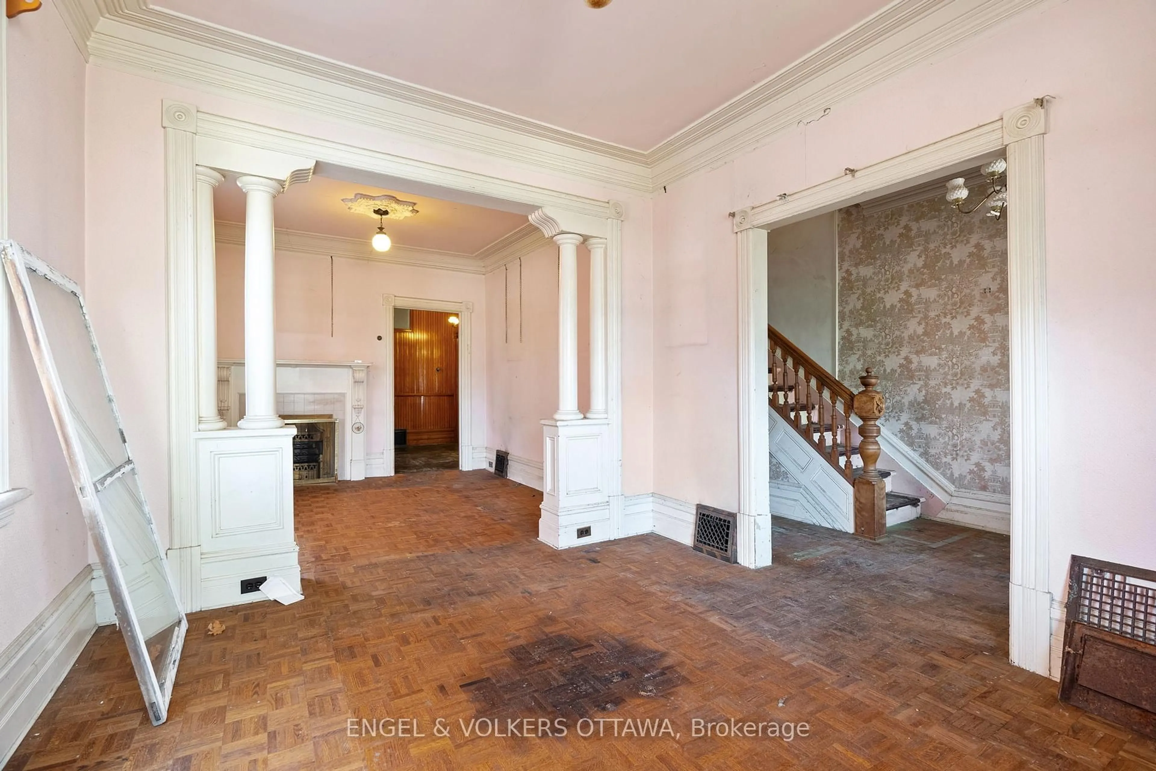 Indoor foyer for 164 Bayswater Ave, Ottawa Ontario K1Y 2G3