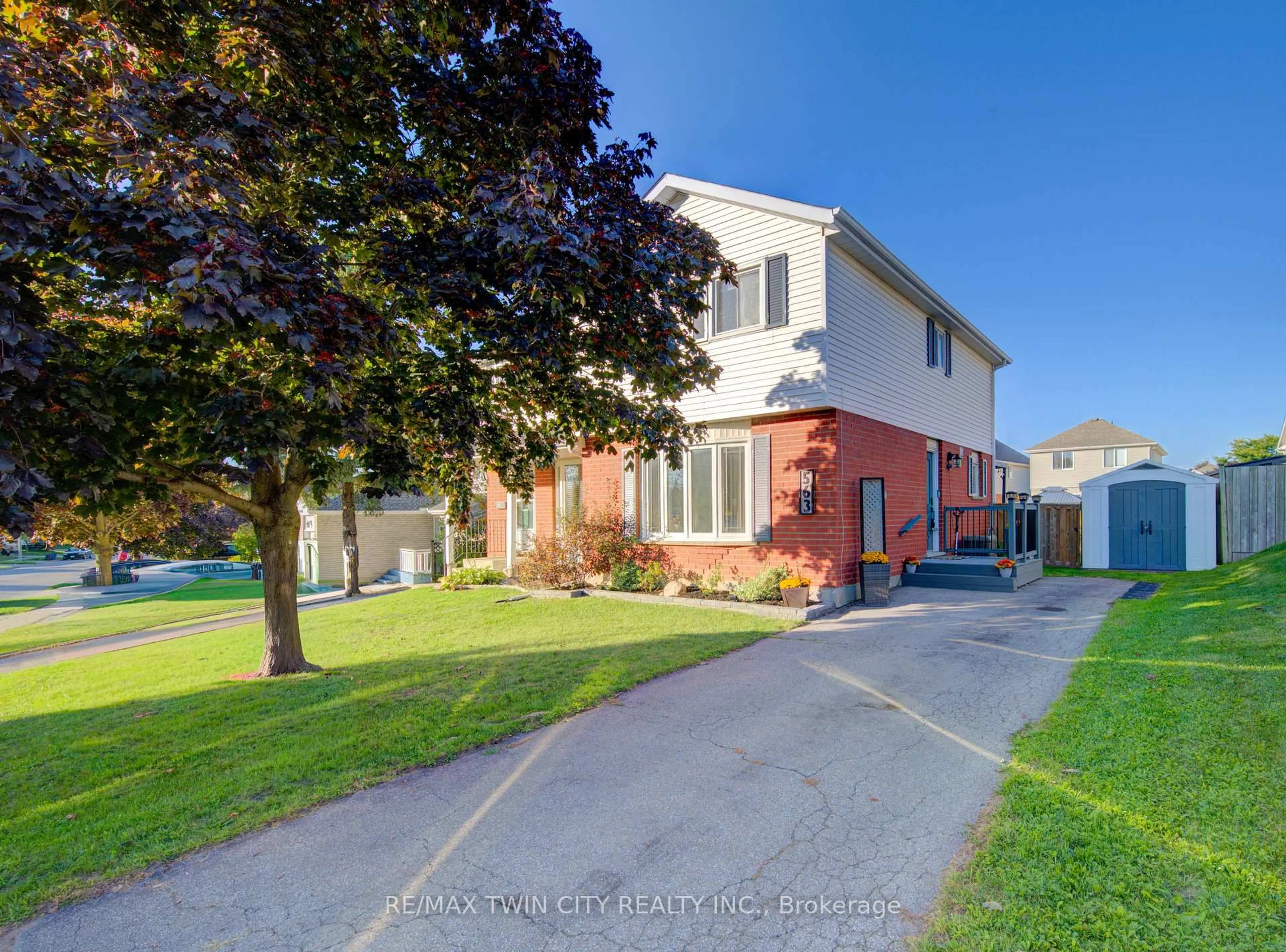 A pic from outside/outdoor area/front of a property/back of a property/a pic from drone, street for 563 Mortimer Dr, Cambridge Ontario N3H 5M6