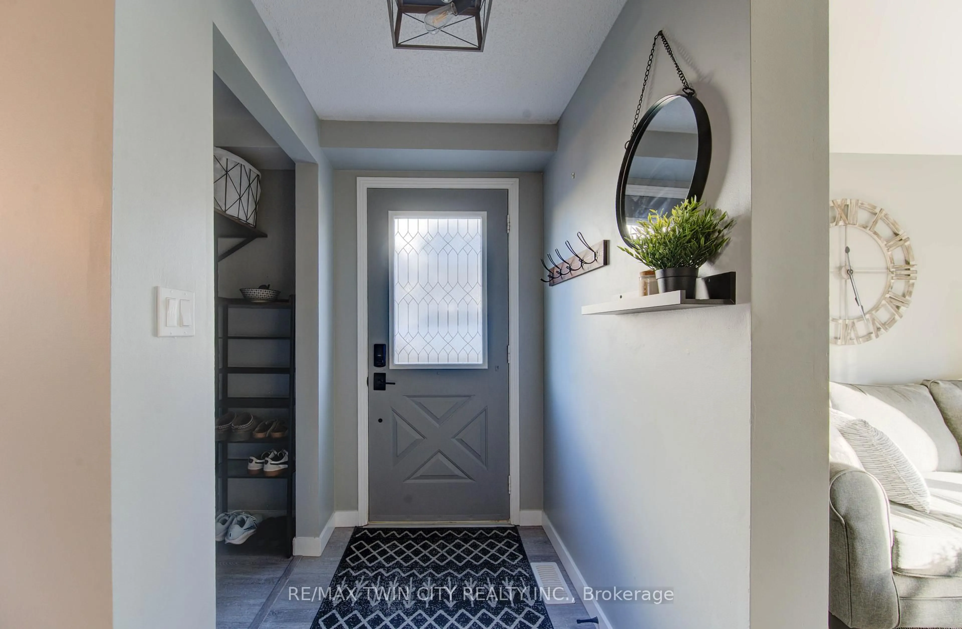 Indoor entryway for 563 Mortimer Dr, Cambridge Ontario N3H 5M6