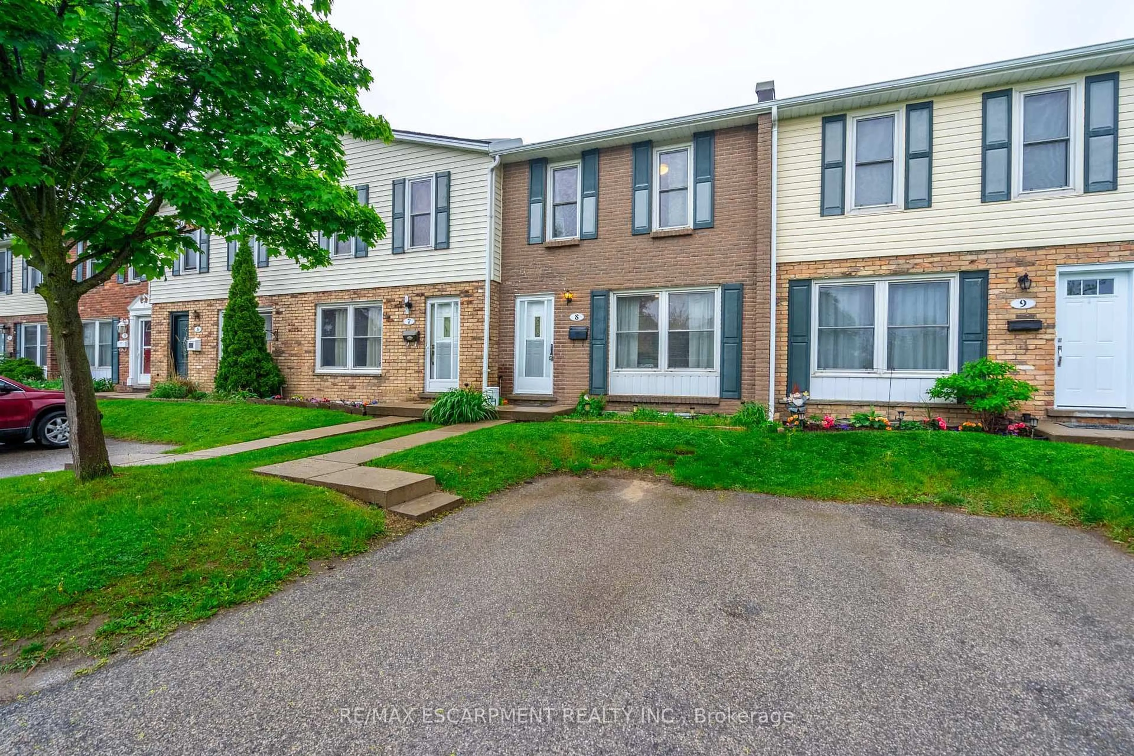 A pic from outside/outdoor area/front of a property/back of a property/a pic from drone, street for 596 Grey St #8, Brantford Ontario N3S 4Y1