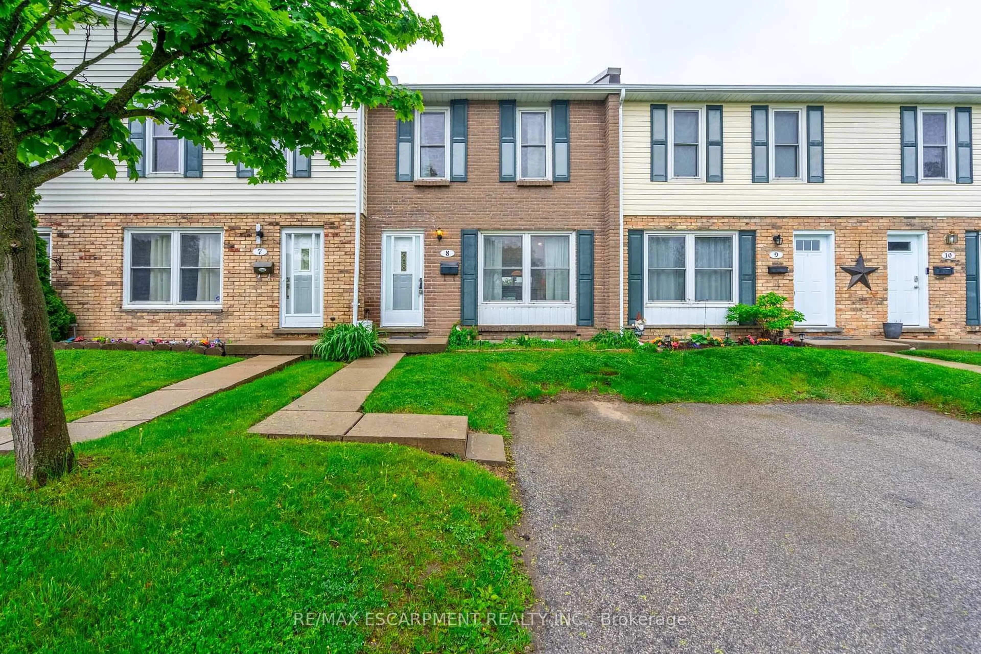A pic from outside/outdoor area/front of a property/back of a property/a pic from drone, street for 596 Grey St #8, Brantford Ontario N3S 4Y1