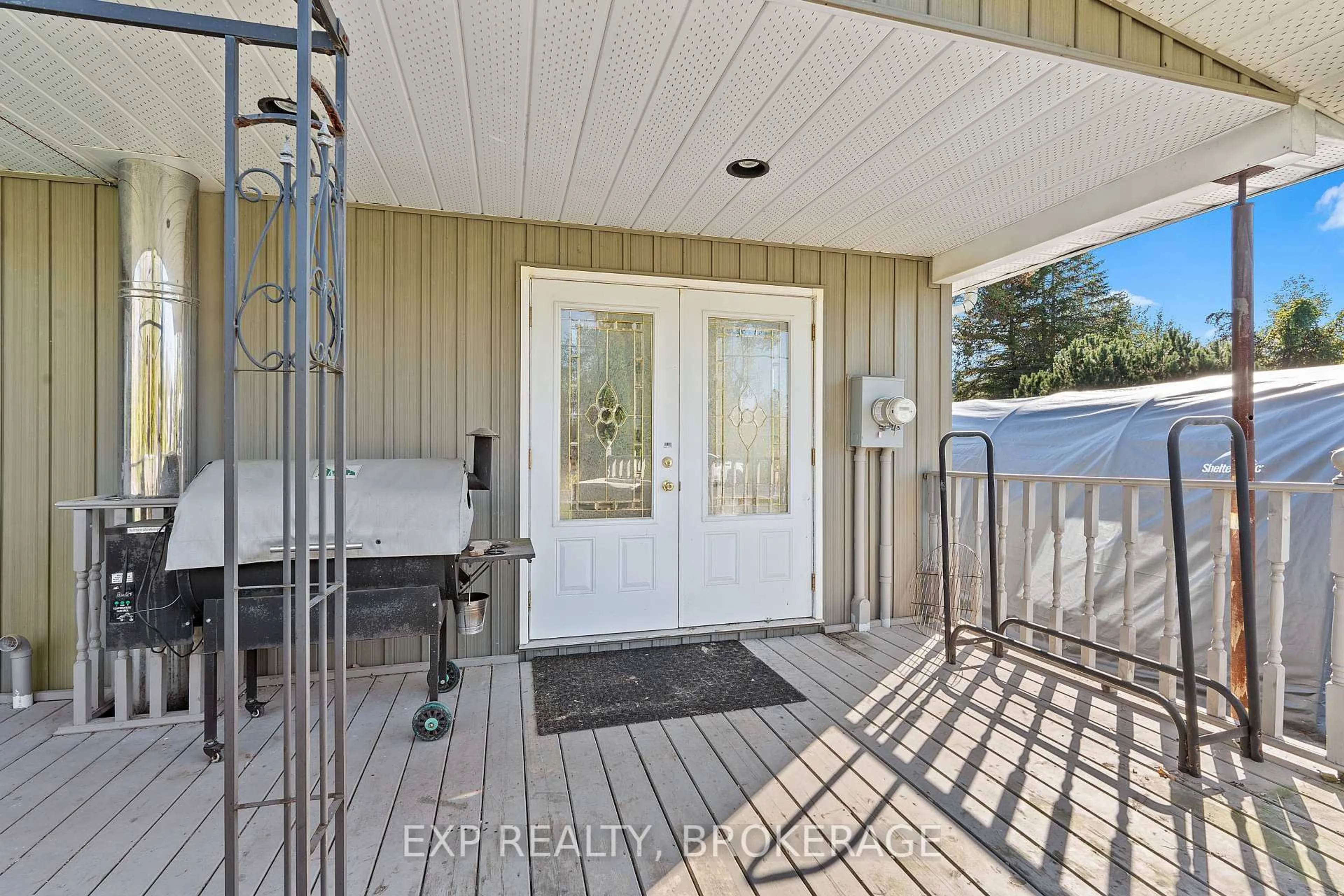 Indoor entryway for 5425 PETWORTH Rd, Harrowsmith Ontario K0H 1V0