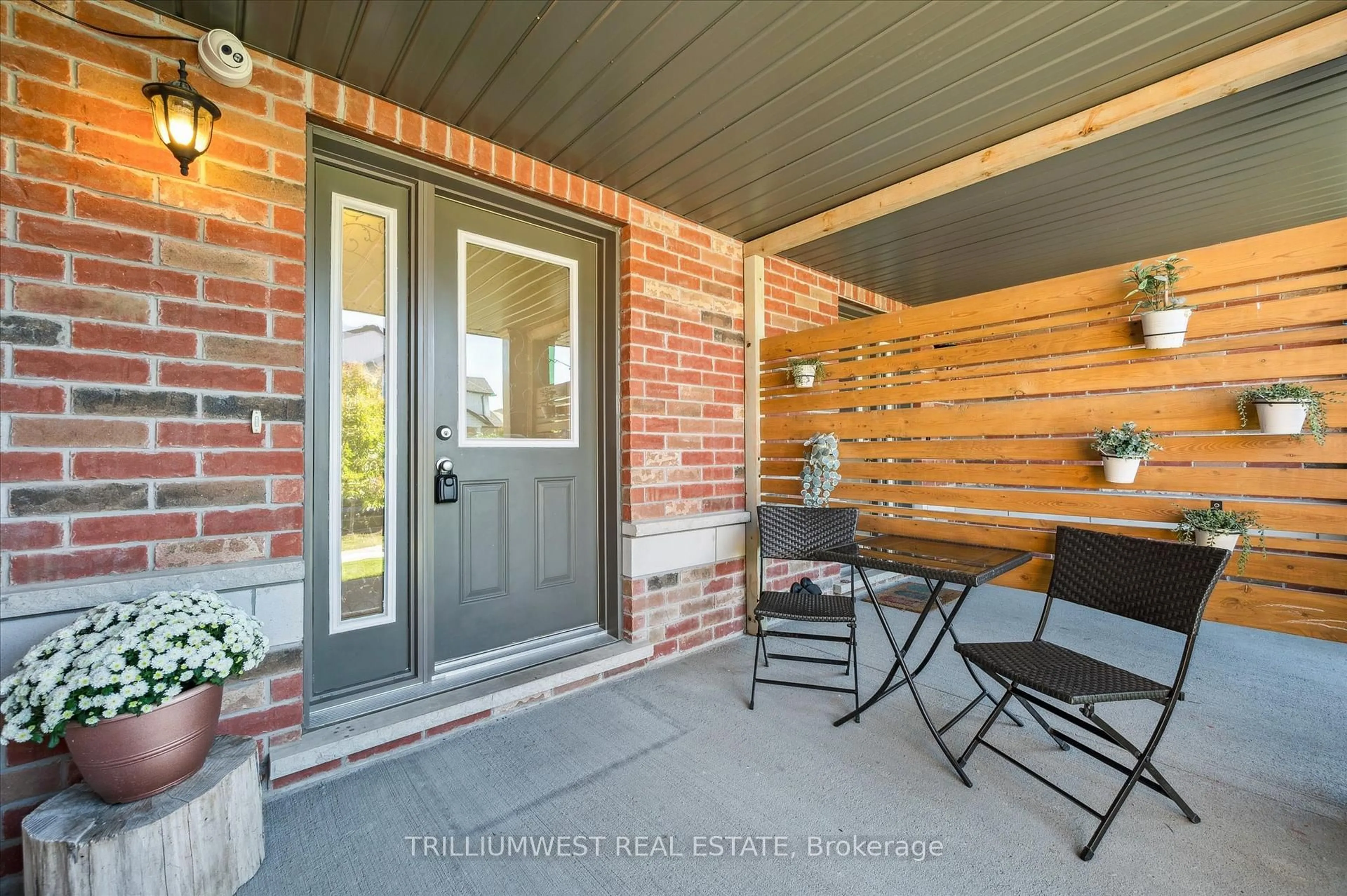 Patio, street for 25 Sandybay Ave, Kitchener Ontario N2A 0H6