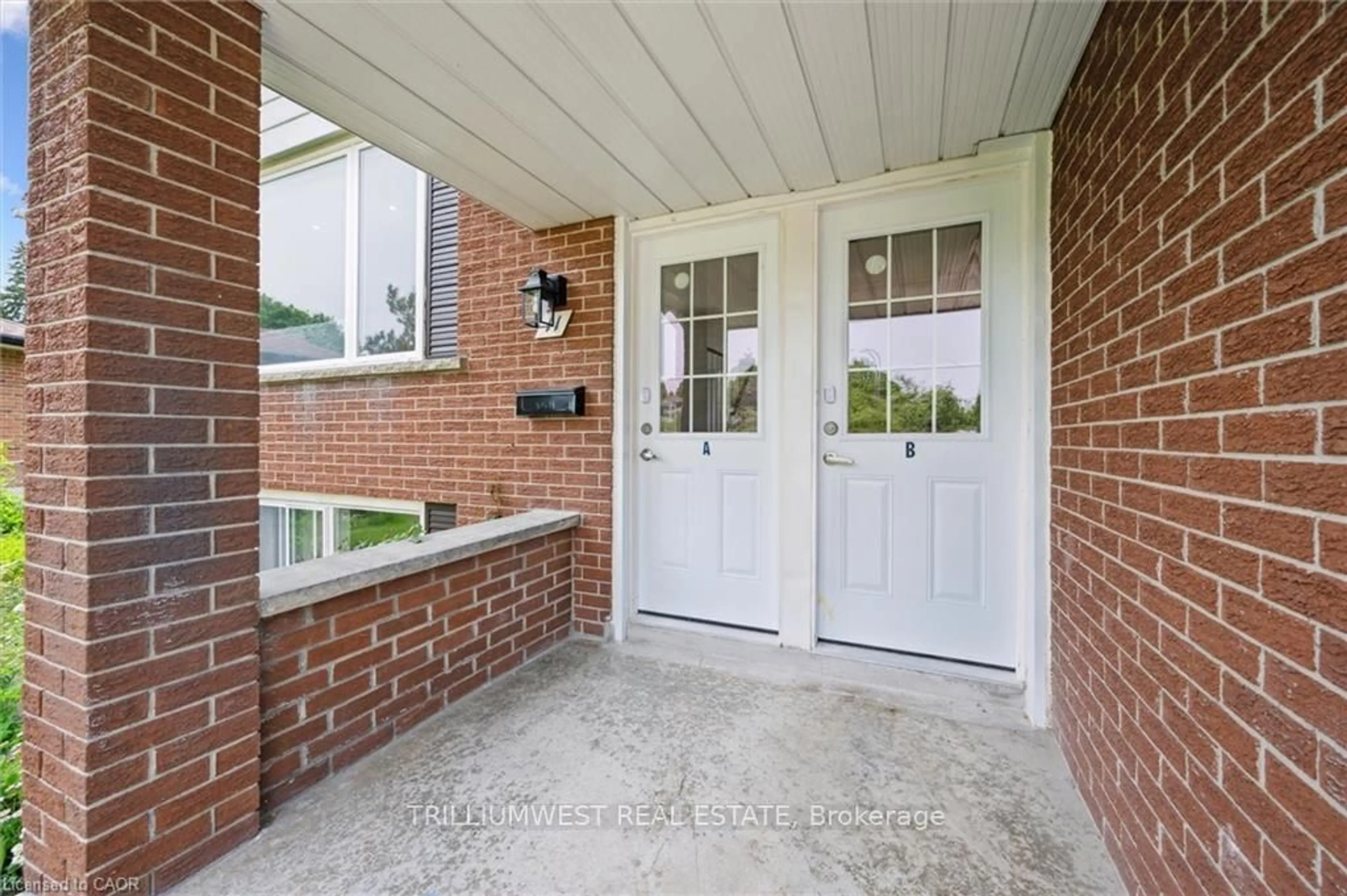 Indoor entryway for 11 Van Horne Pl, Kitchener Ontario N2P 1J8