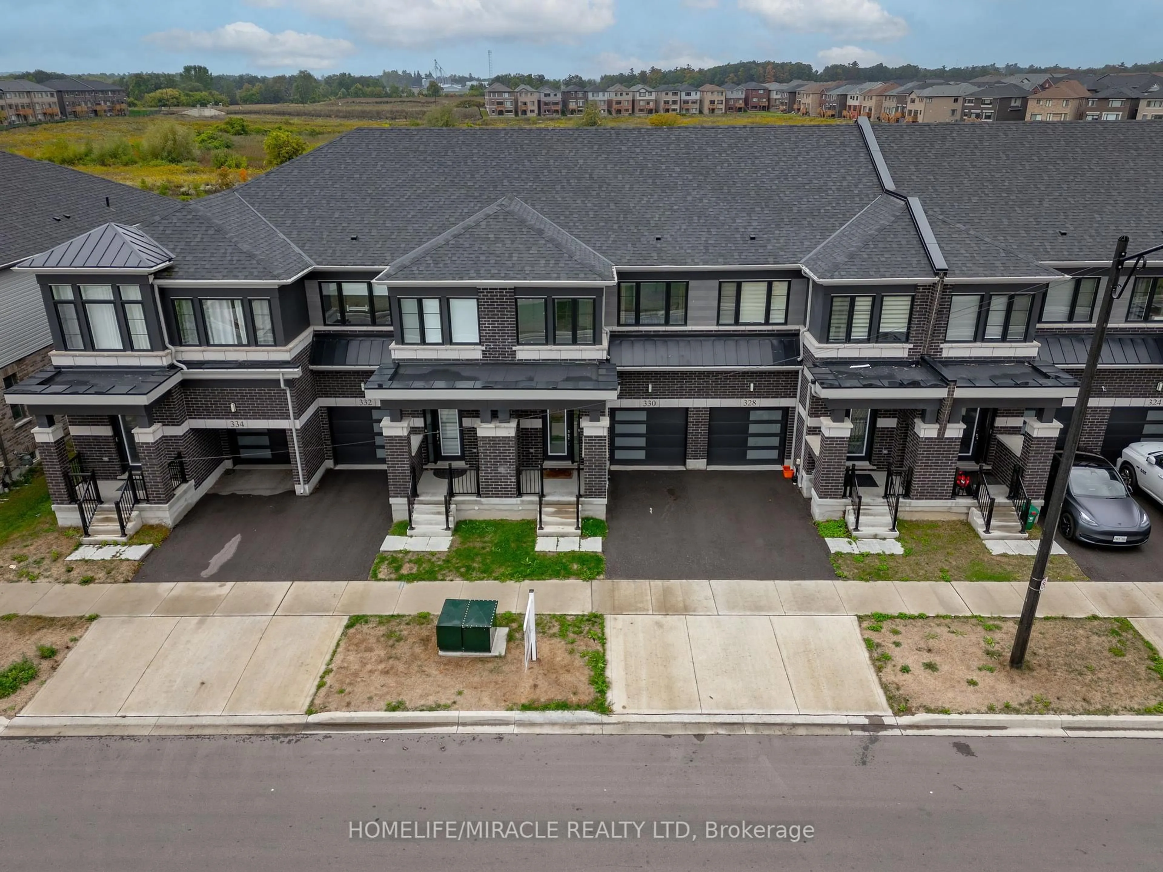 A pic from outside/outdoor area/front of a property/back of a property/a pic from drone, mountain view for 330 Bismark Dr, Cambridge Ontario N1S 0C6