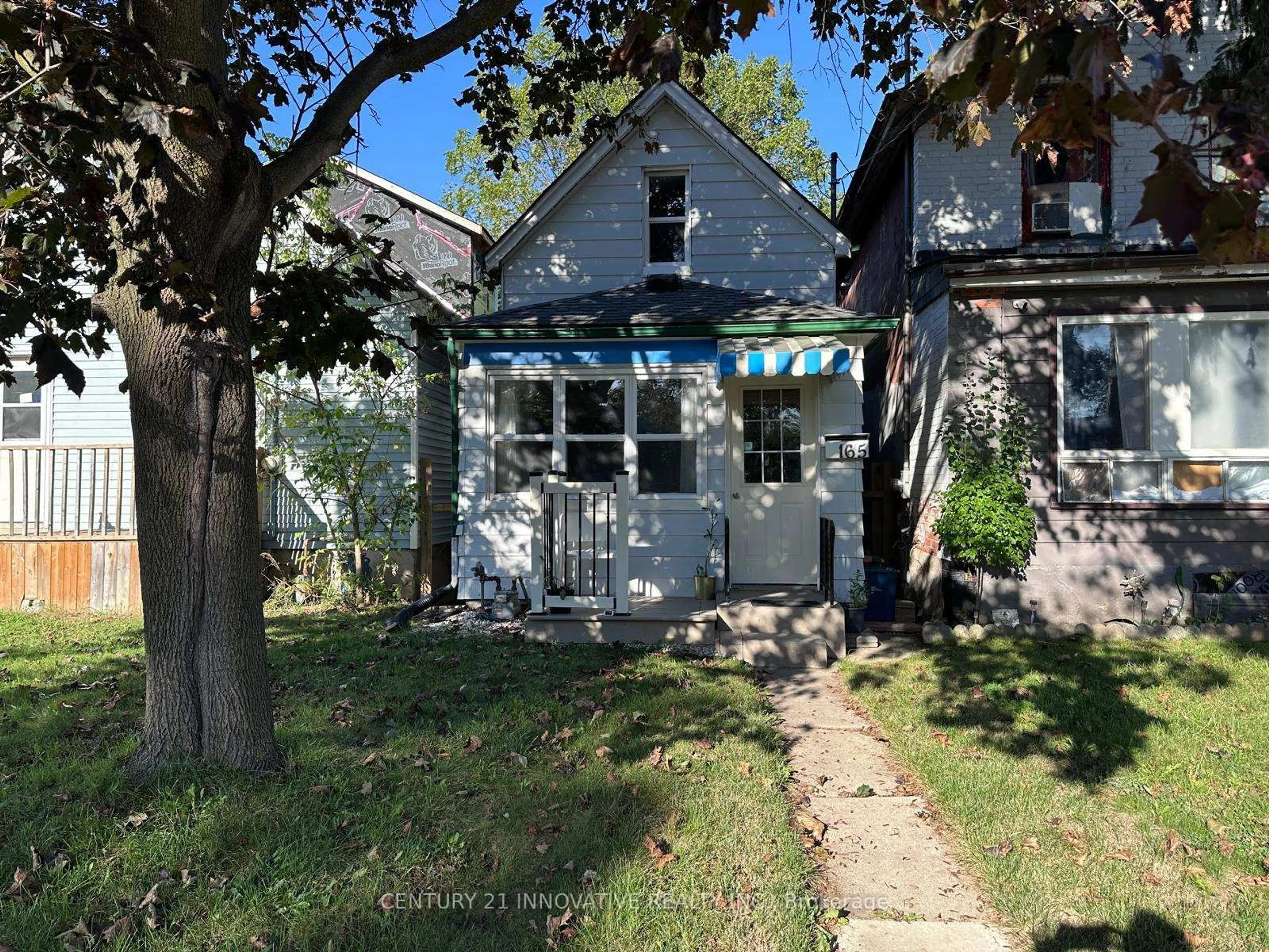 A pic from outside/outdoor area/front of a property/back of a property/a pic from drone, street for 165 Dundas St, Cambridge Ontario N1R 5P2