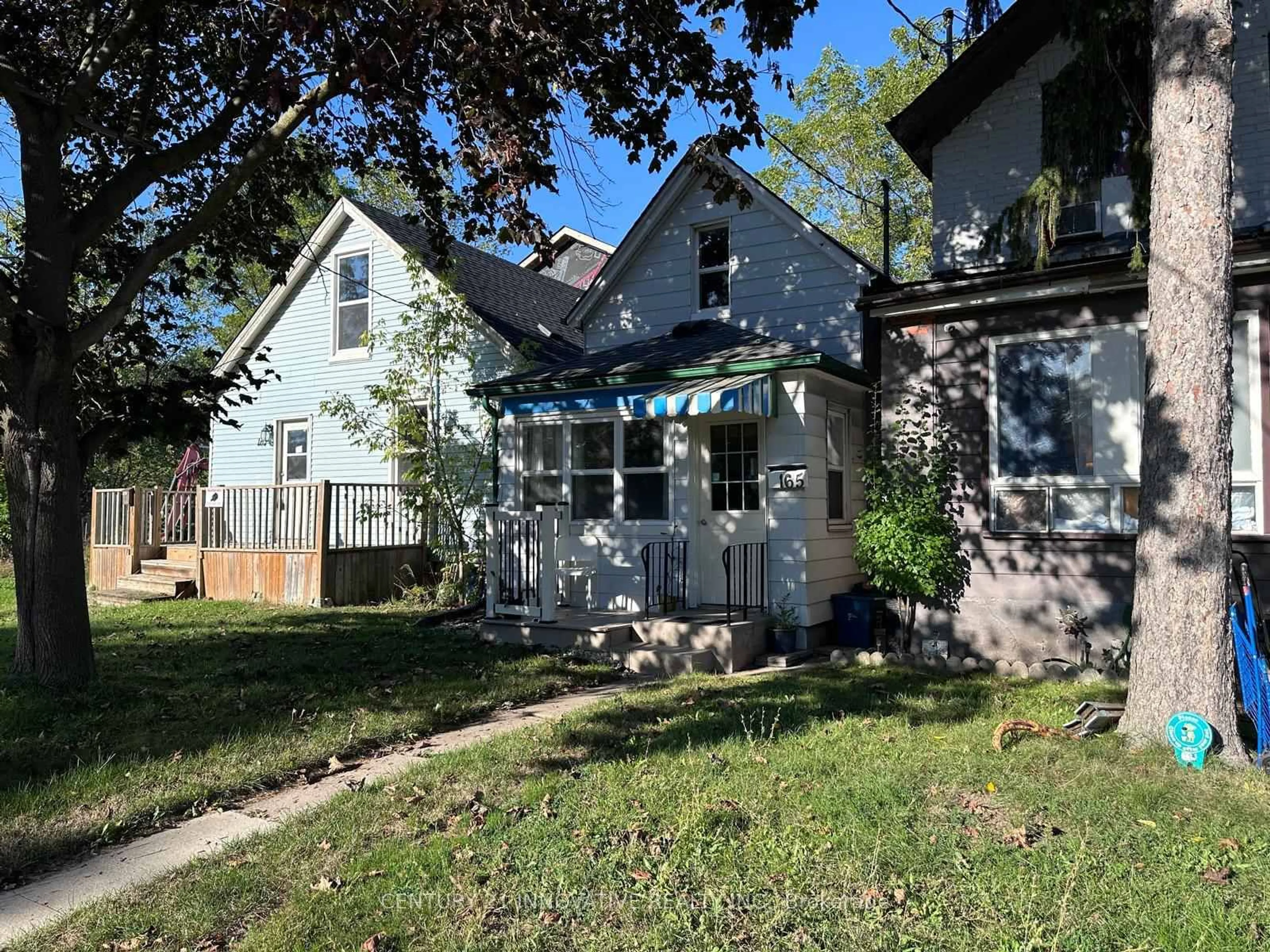 A pic from outside/outdoor area/front of a property/back of a property/a pic from drone, street for 165 Dundas St, Cambridge Ontario N1R 5P2