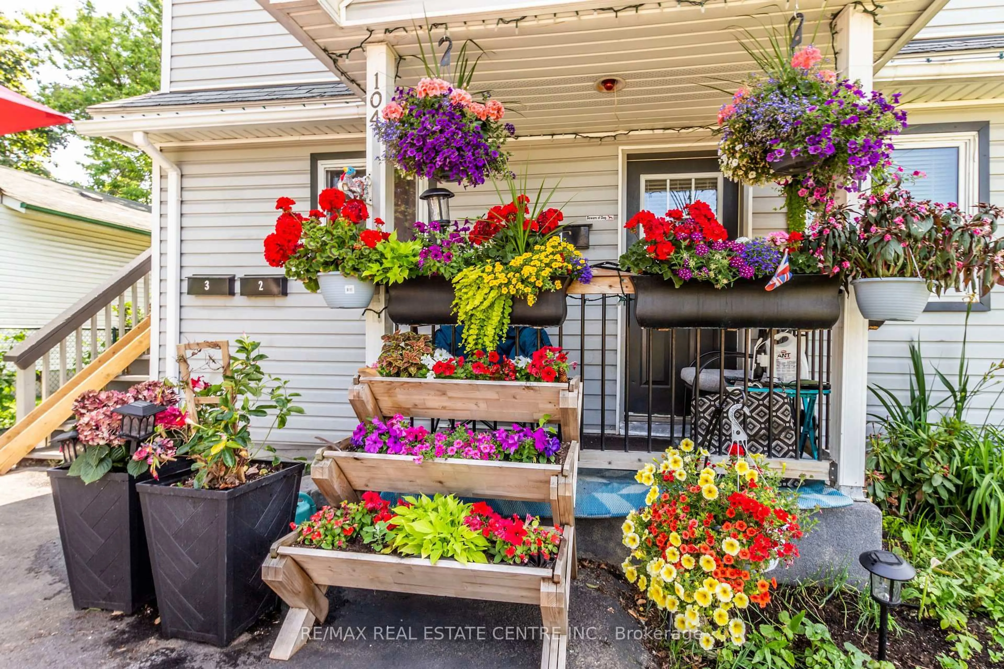 Patio, street for 104 Oakwood Ave, Cambridge Ontario N3H 4J2