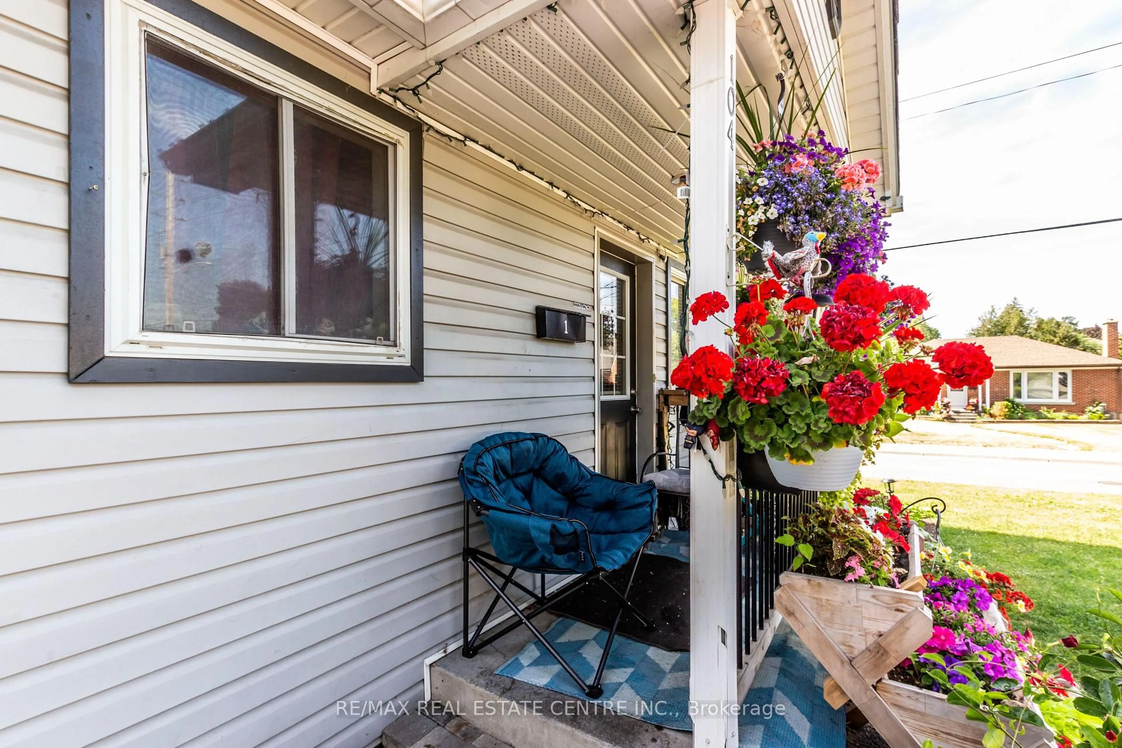 Patio, street for 104 Oakwood Ave, Cambridge Ontario N3H 4J2