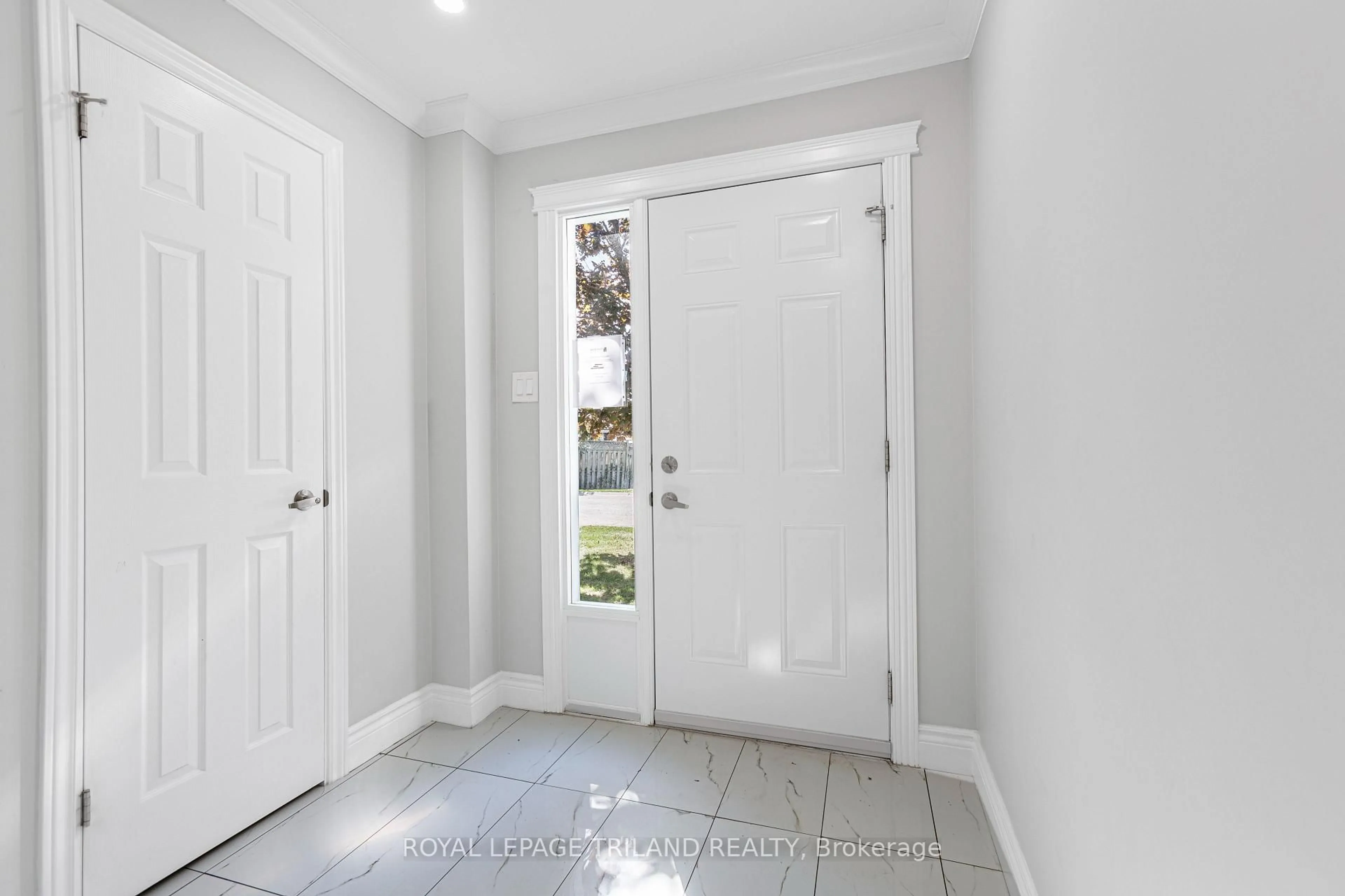 Indoor entryway for 30 Clarendon Cres #39, London South Ontario N6C 5Y1