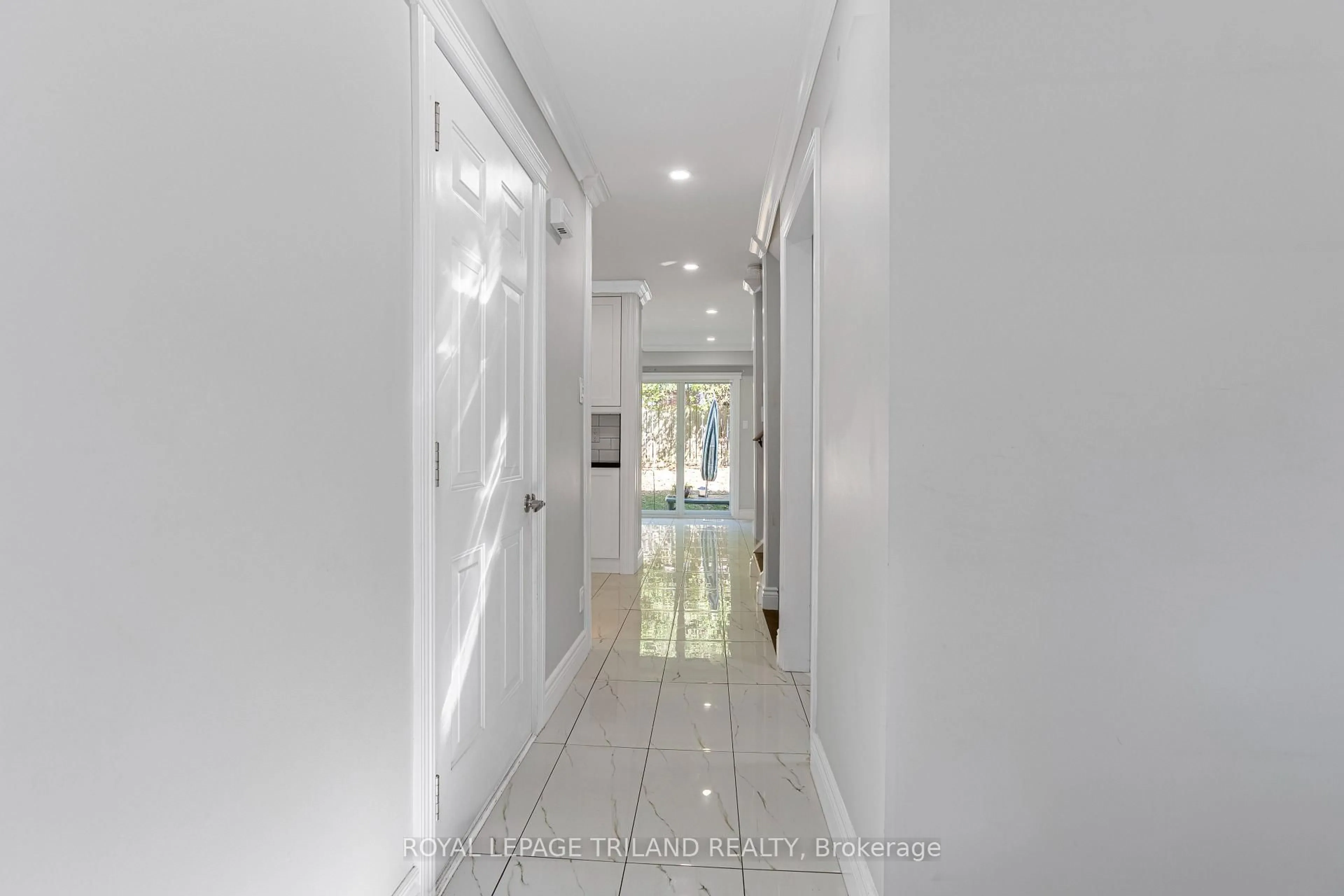 Indoor foyer for 30 Clarendon Cres #39, London South Ontario N6C 5Y1