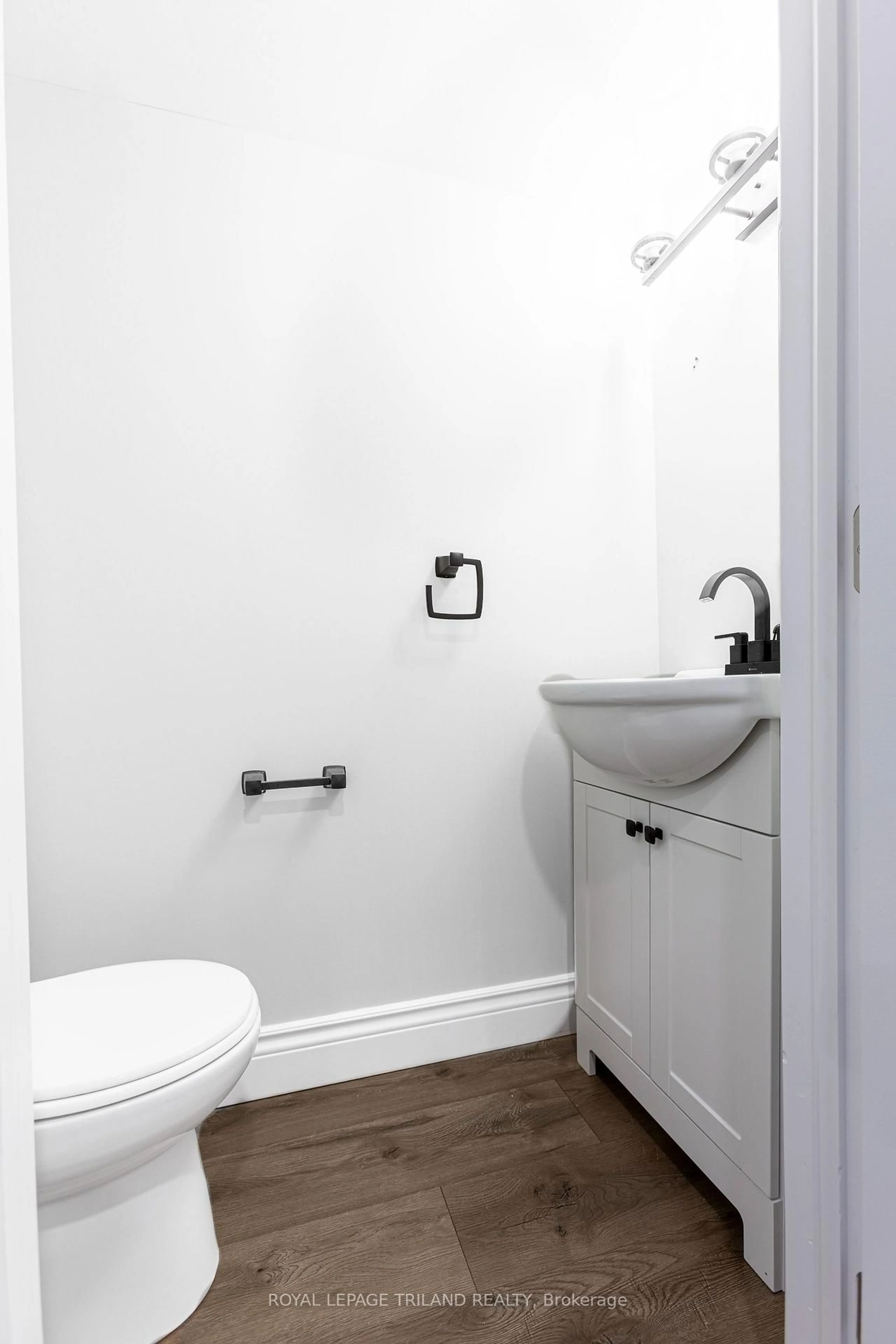 Standard bathroom, floor is not visible for 30 Clarendon Cres #39, London South Ontario N6C 5Y1