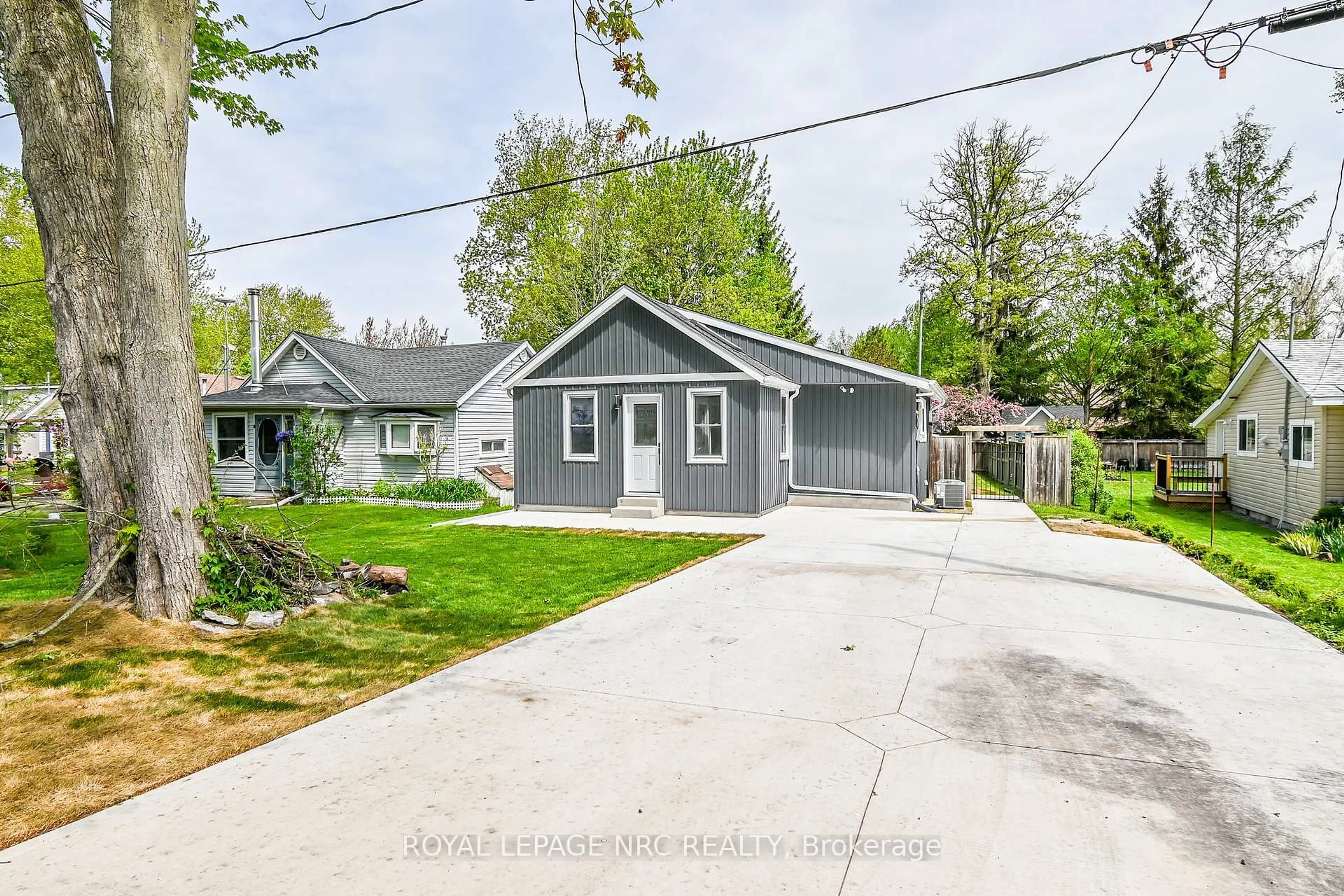 A pic from outside/outdoor area/front of a property/back of a property/a pic from drone, street for 10556 Woodland Dr, Wainfleet Ontario L3K 5V4