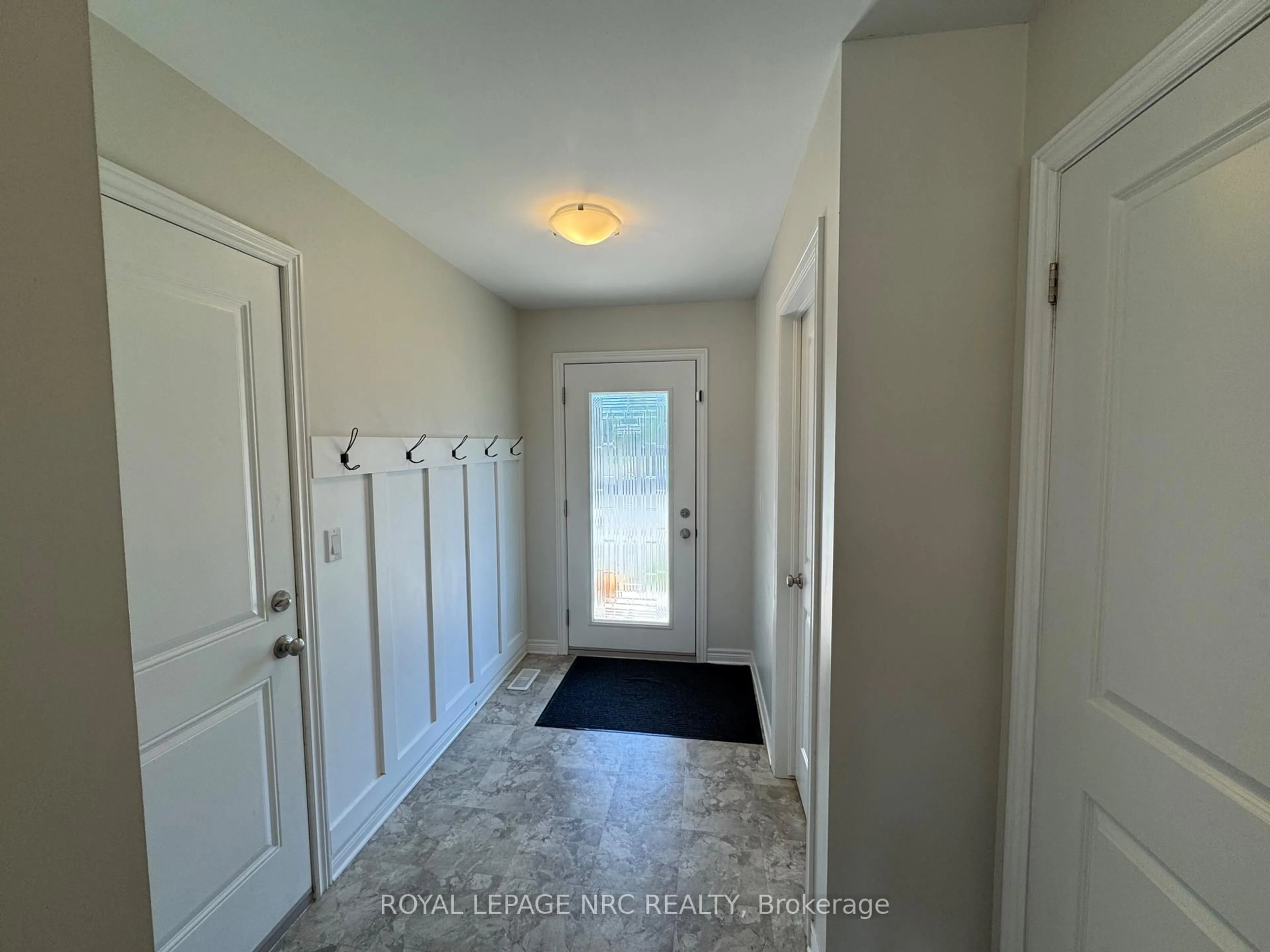 Indoor entryway for 11 Violet St, St. Catharines Ontario L2S 2X1