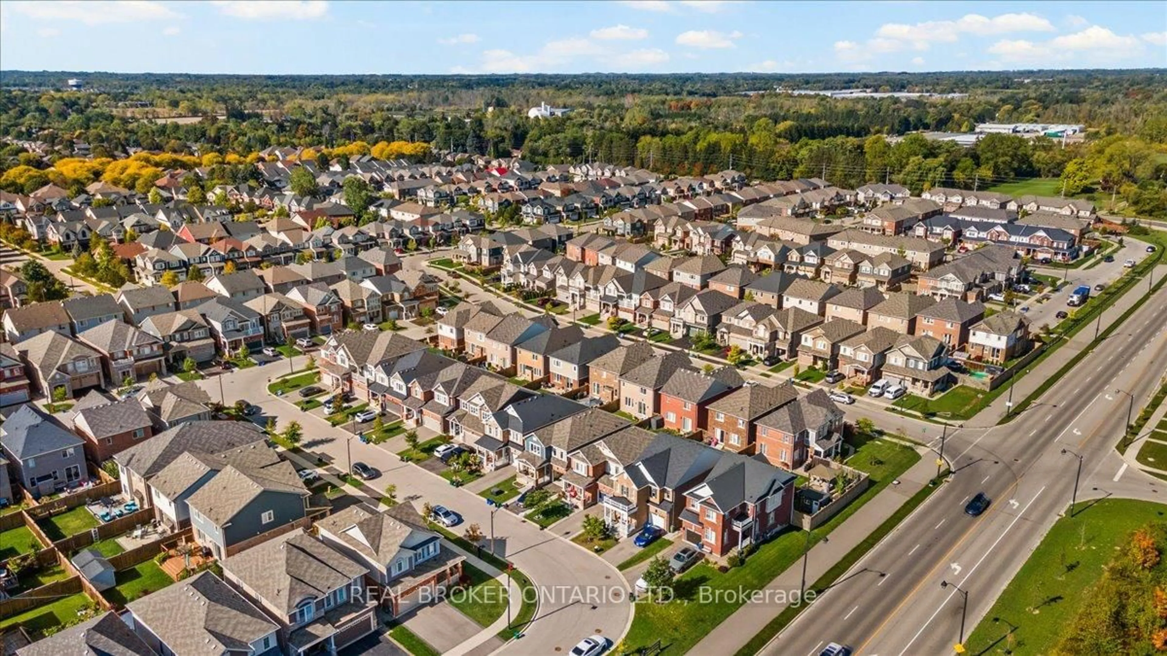 A pic from outside/outdoor area/front of a property/back of a property/a pic from drone, street for 100 Celano Dr, Hamilton Ontario L8B 1V2