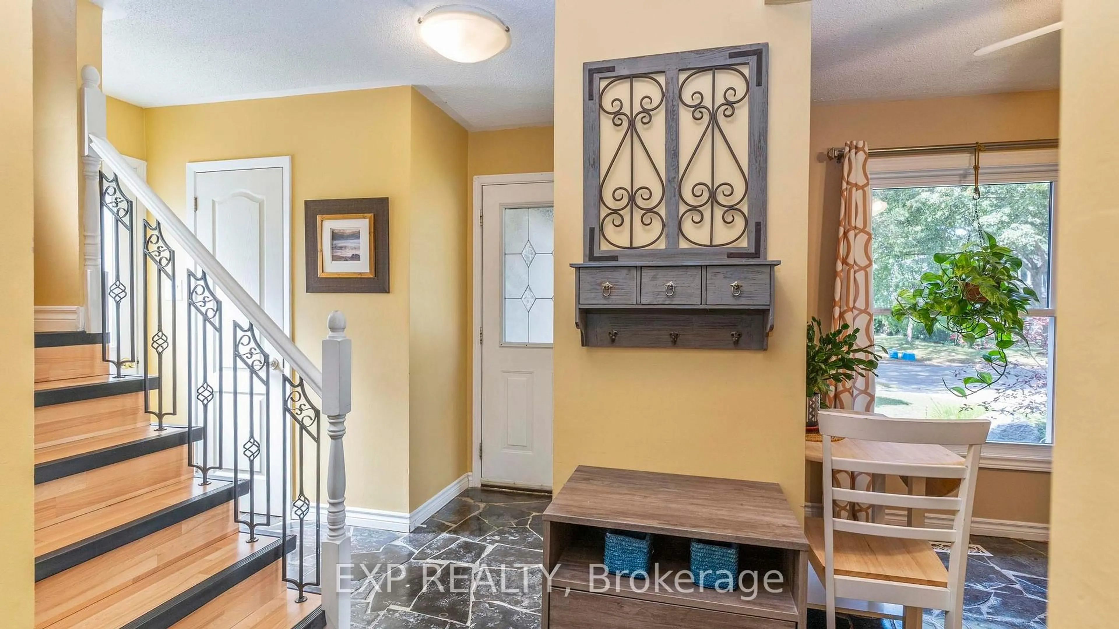 Indoor entryway for 116 Glenroy Cres, London South Ontario N5Z 4H7