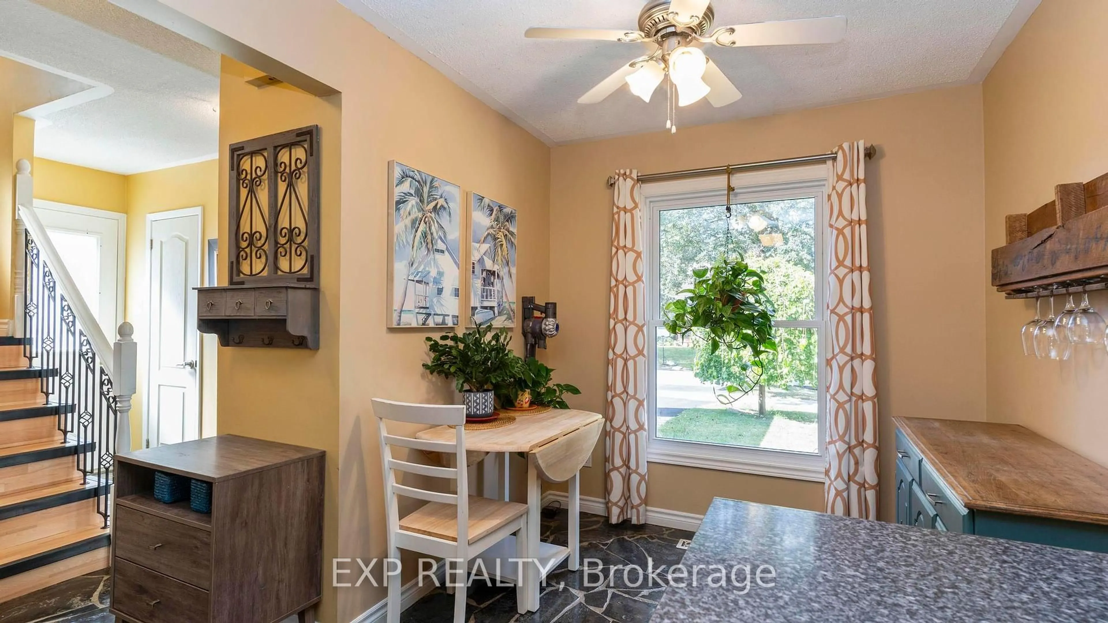 Indoor entryway for 116 Glenroy Cres, London South Ontario N5Z 4H7