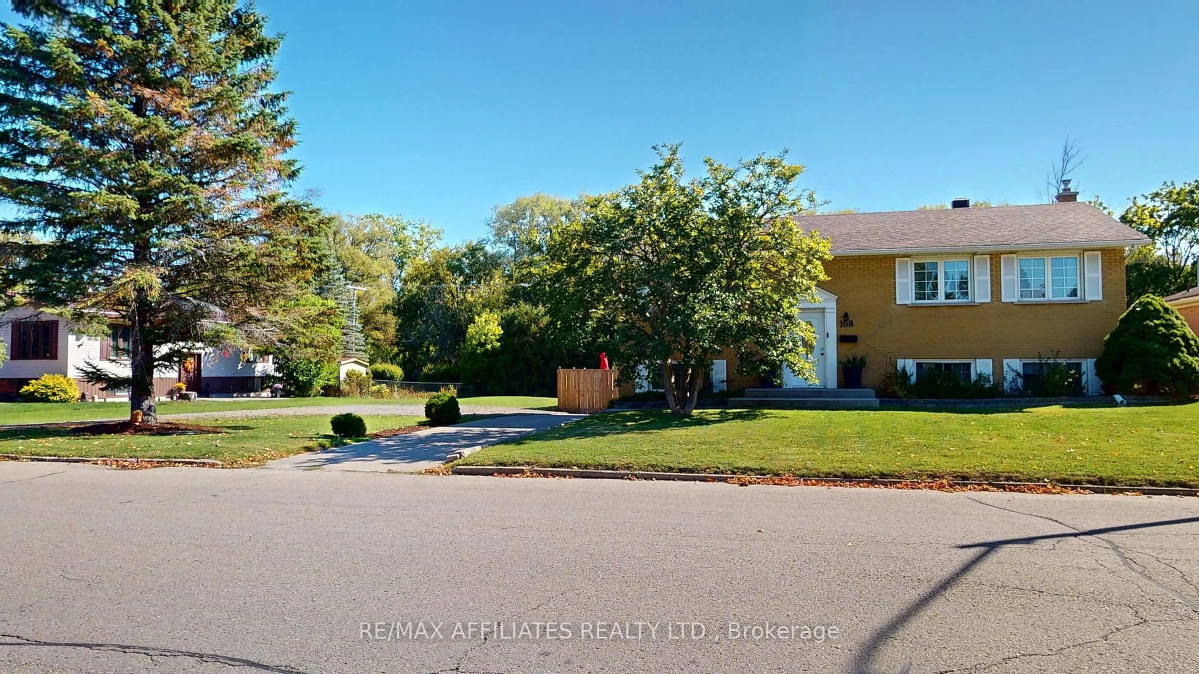 A pic from outside/outdoor area/front of a property/back of a property/a pic from drone, street for 169 Reynolds Dr, Brockville Ontario K6V 1X3
