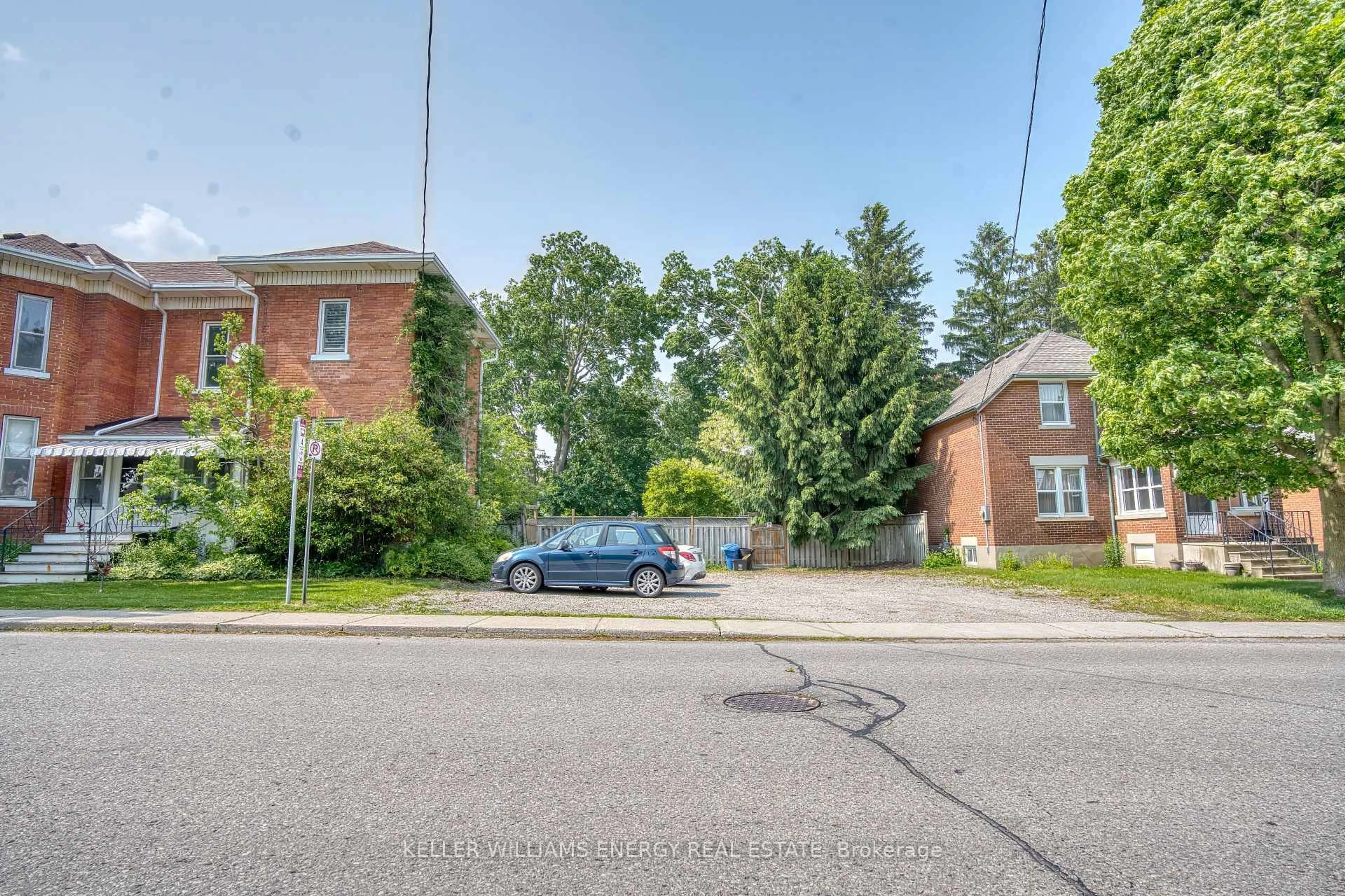 A pic from outside/outdoor area/front of a property/back of a property/a pic from drone, street for 88 Wellington St, Woodstock Ontario N4S 6R1