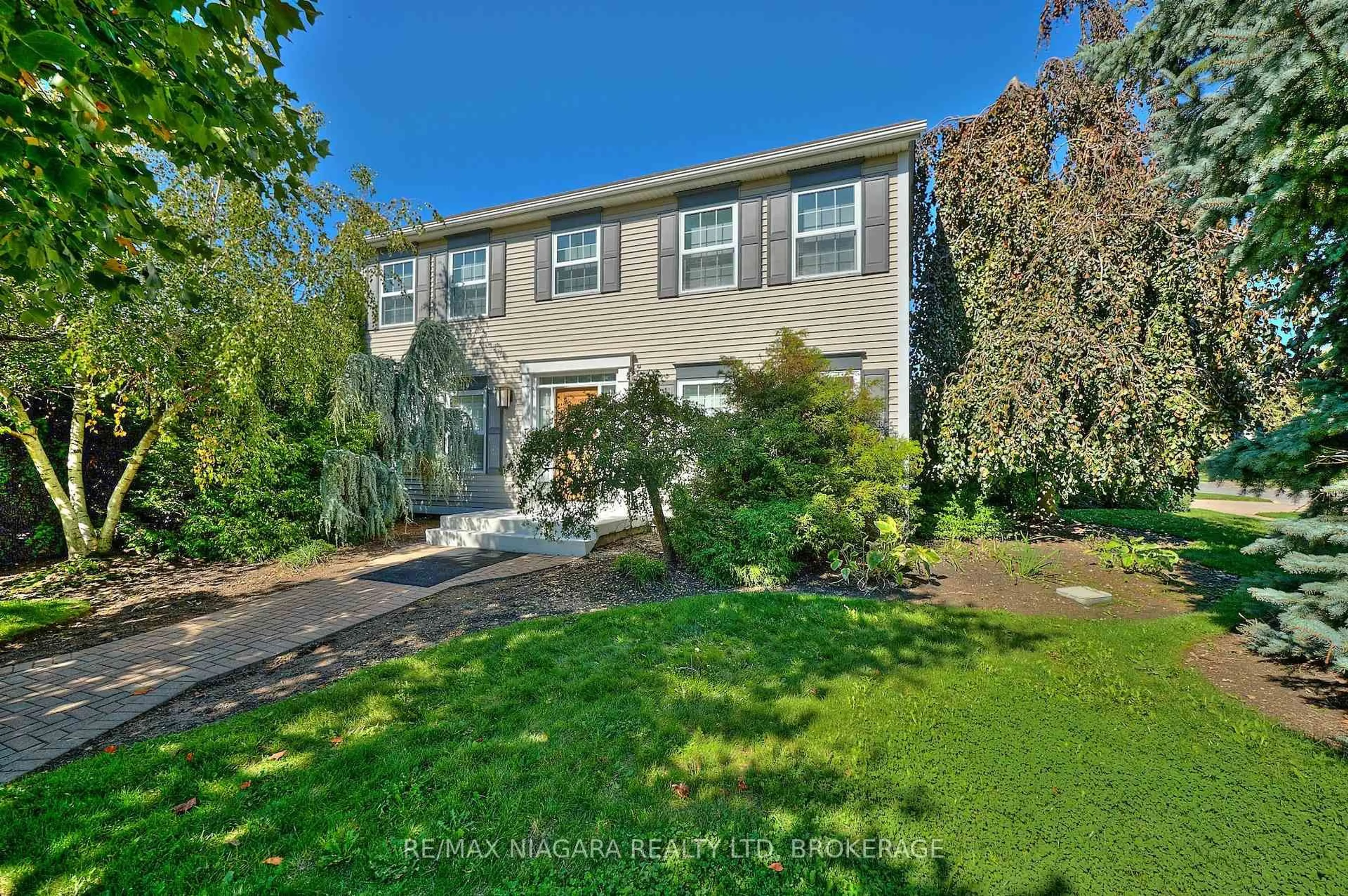 A pic from outside/outdoor area/front of a property/back of a property/a pic from drone, street for 1 Breckenridge Blvd, St. Catharines Ontario L2W 1A7